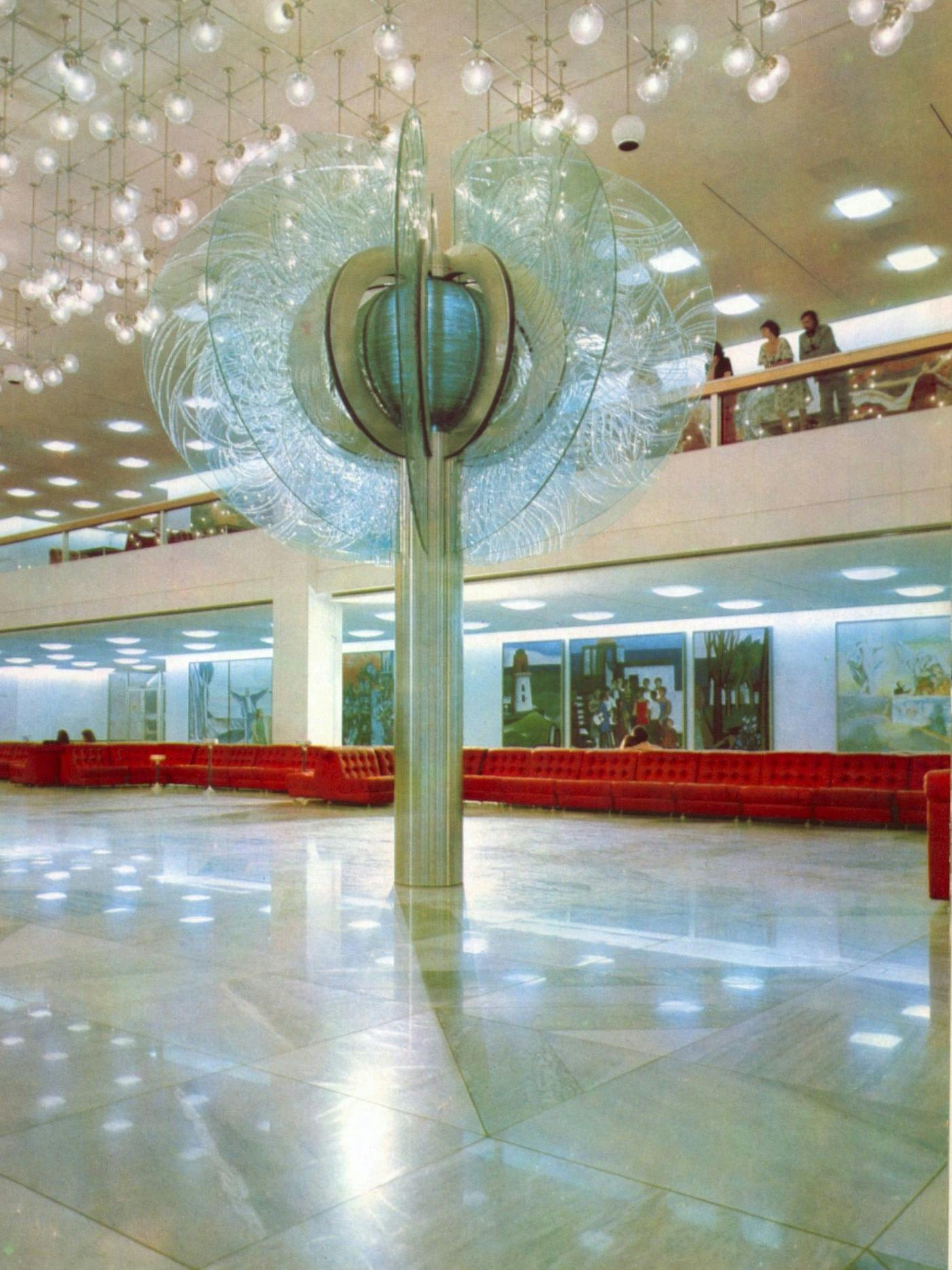 Die Gläserne Blume aus dem Palast der Republik, eines der Objekte aus der DDR mit exemplarischen Schiksal.