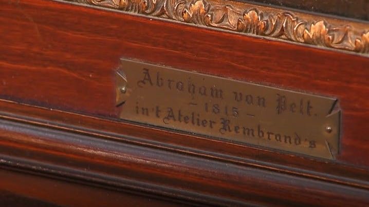 Ein Messing-Schild beschriftet das bei „Bares für Rares“ wieder aufgetauchte Kunstwerk.