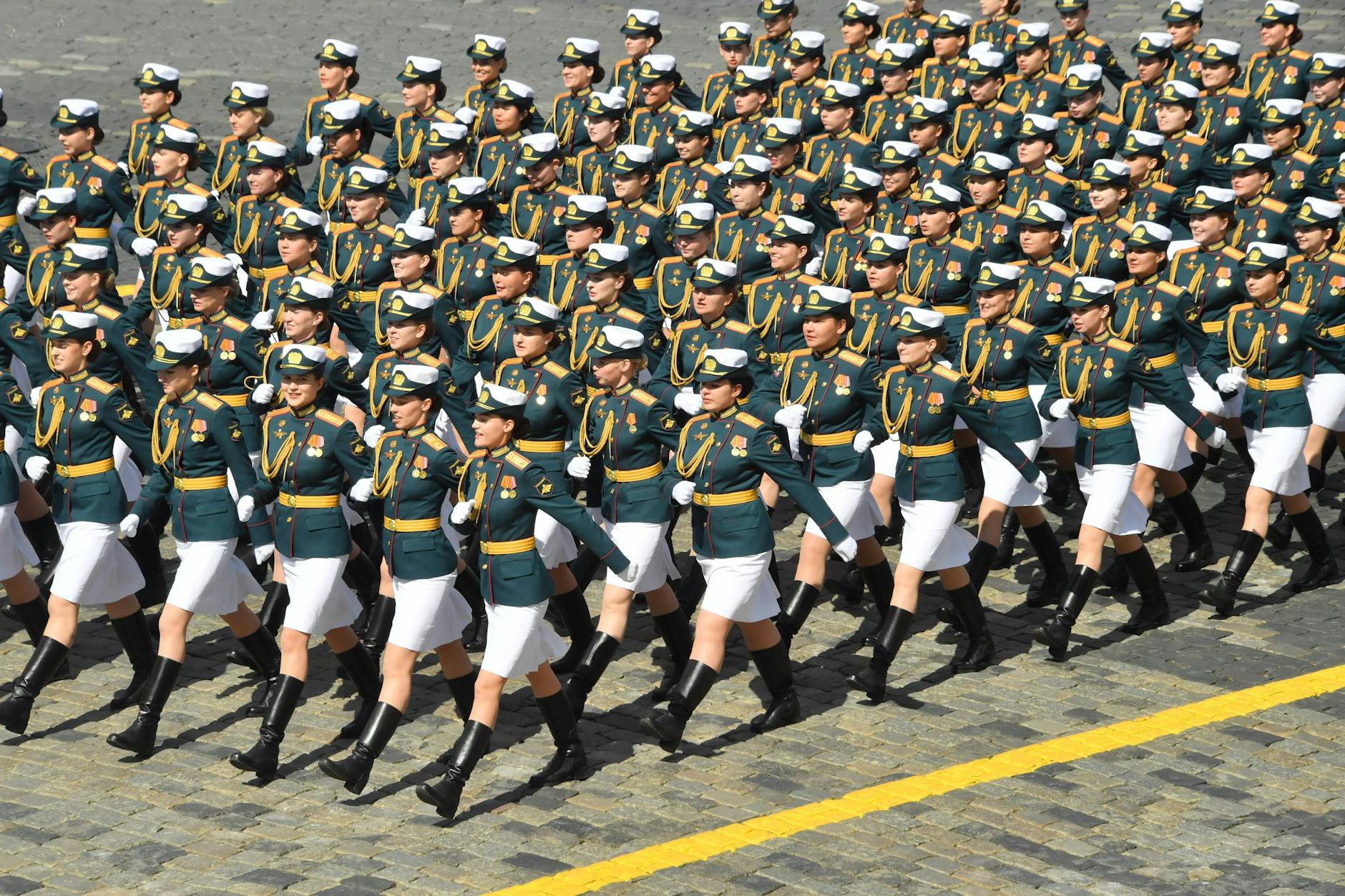 Weibliche Kadetten während einer Militärparade in Russland anlässlich des Tags des Sieges am 9. Mai. (Symbolbild)
