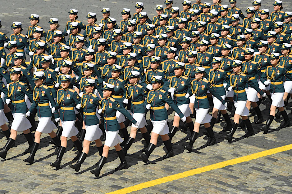 Weibliche Kadetten während einer Militärparade in Russland anlässlich des Tags des Sieges am 9. Mai. (Symbolbild)