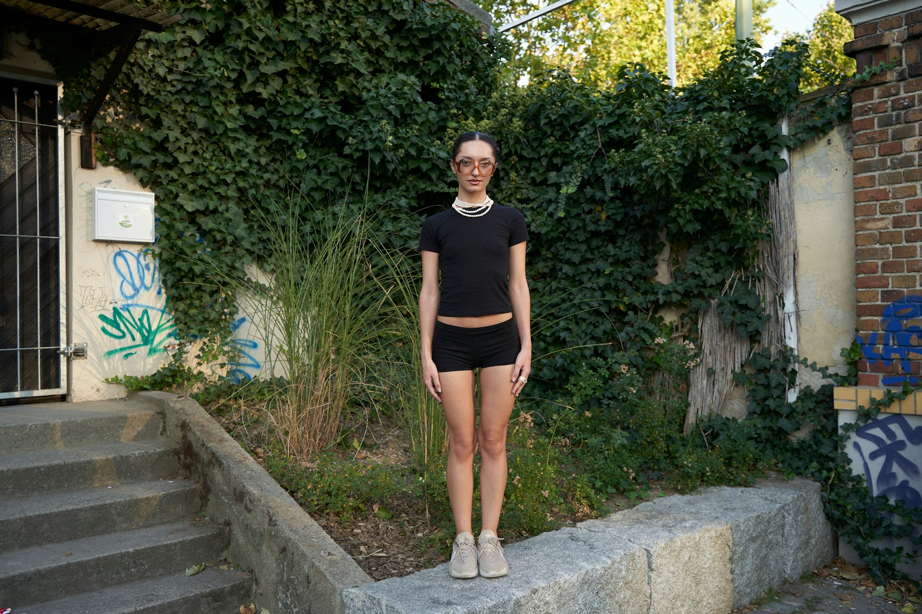 Simay ist trotz schlichten Outfits ein absoluter Blickfang, denn sie hat ein Händchen für das Aufpeppen von Basics.