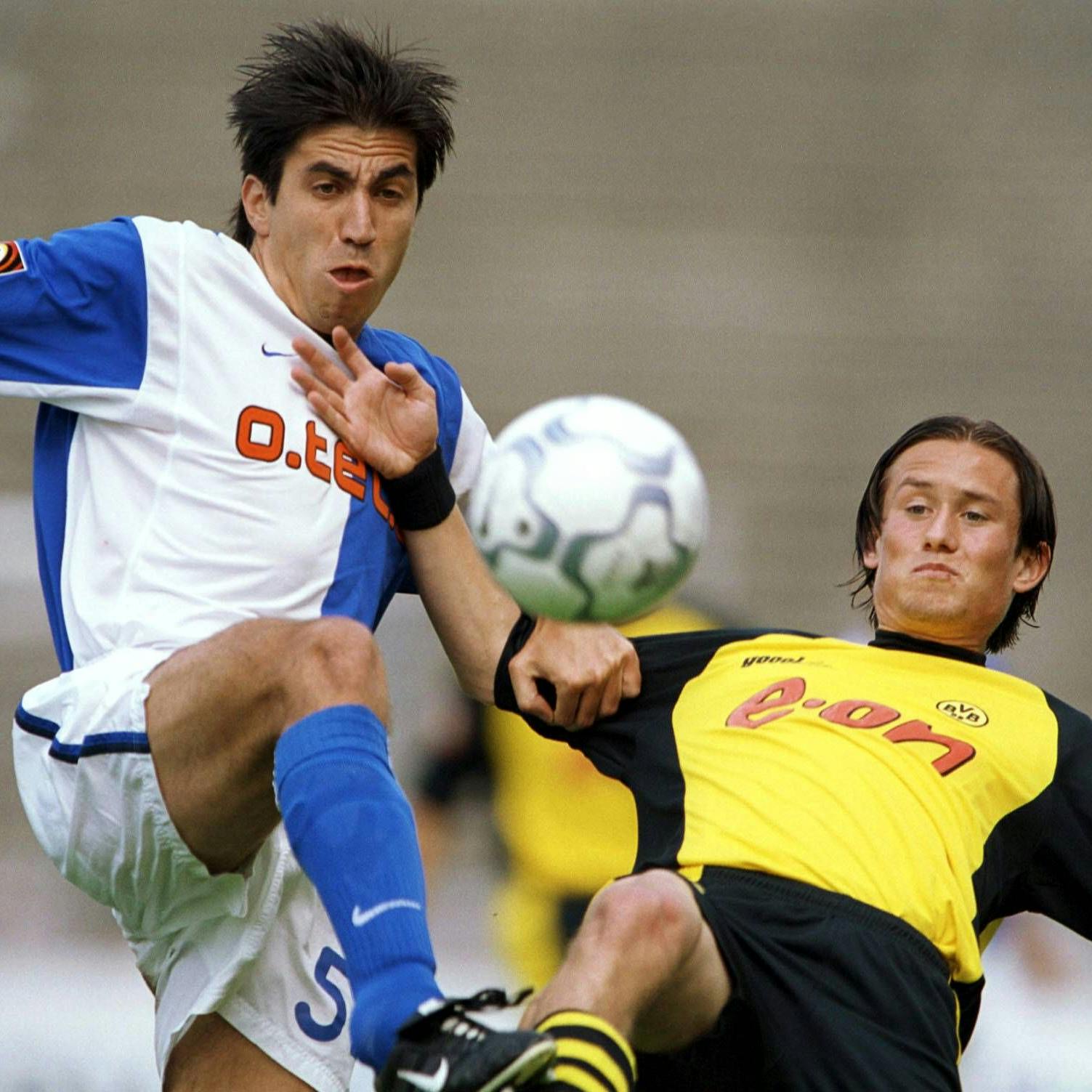 Kostas Konstantinidis (l.) räumt einst im Hertha-Trikot nicht nur BVB-Star Tomas Rosicky ab.