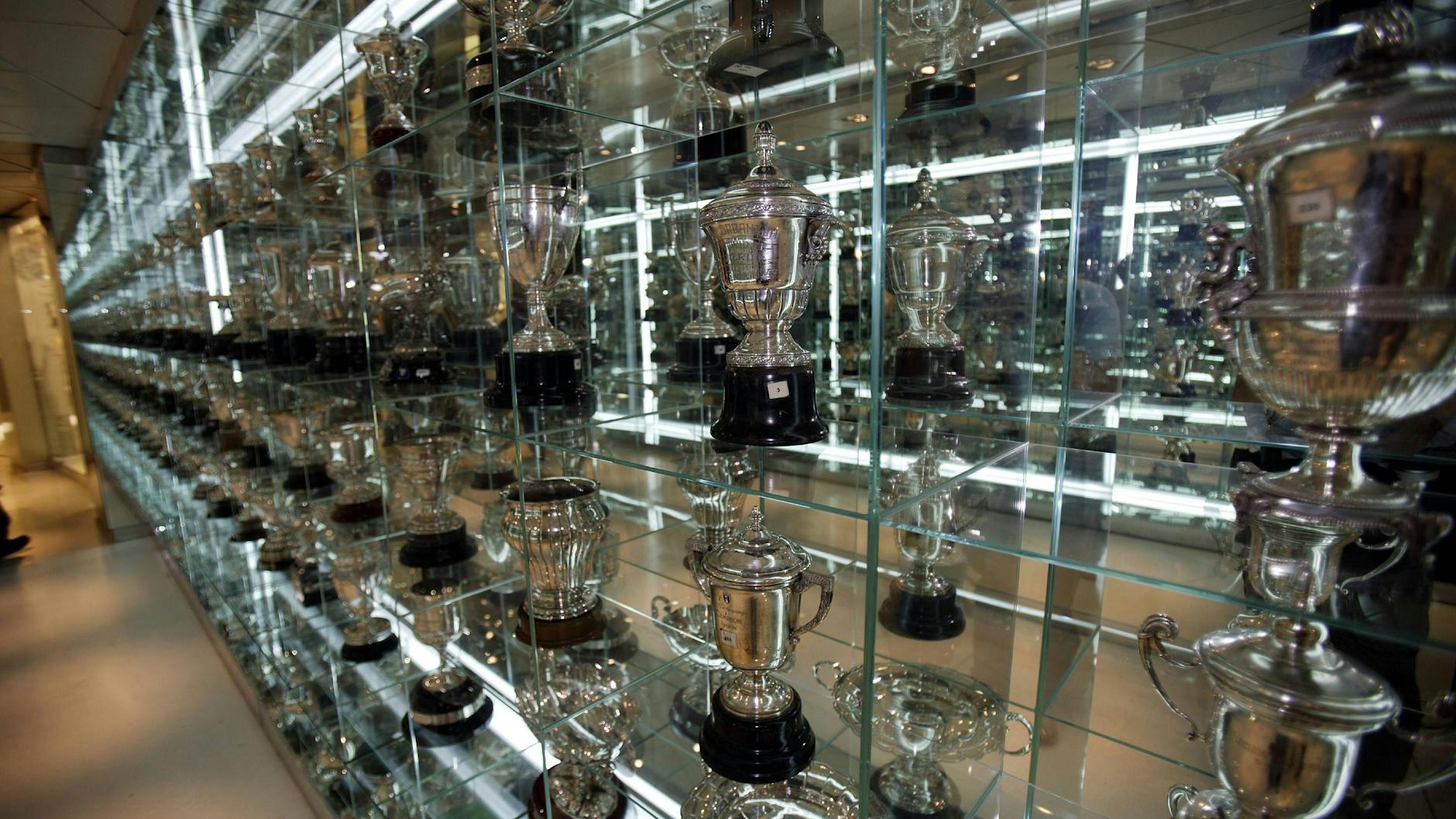Ein wirklich nur gaaaanz kleiner Einblick in Real Madrids Trophäen-Museum und doch ohne Ende beeindruckend.