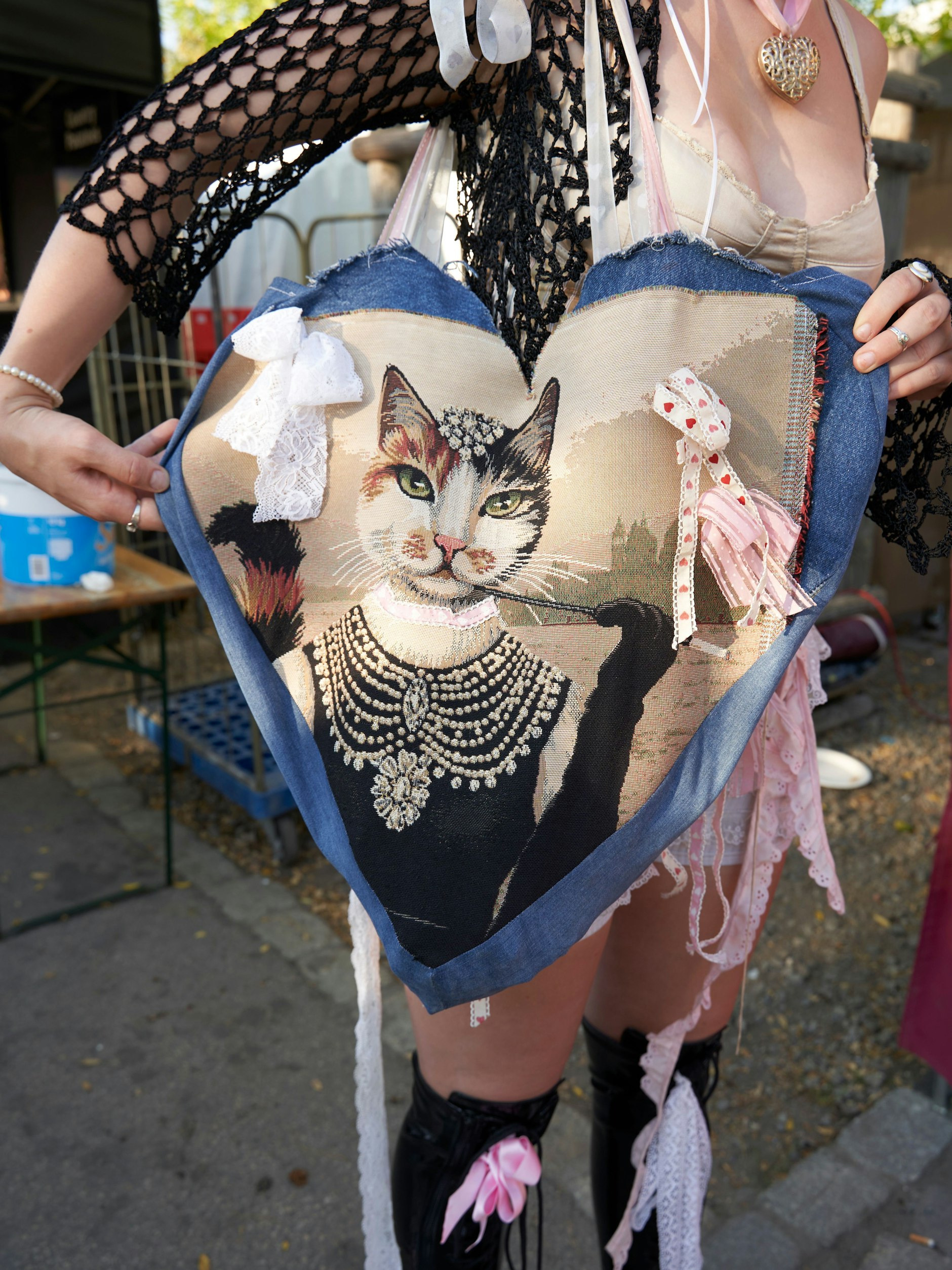 Auch alte Jeans verarbeitet Sarina zu Neuem, wie dieser Tasche. Auf die Frage, ob sie nicht Mode machen wolle, antwortet sie: „Nein, ich studiere erst mal fertig.“