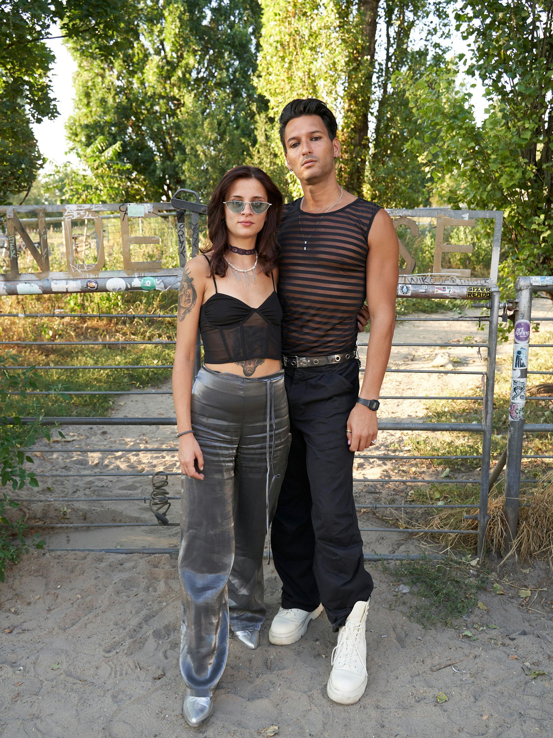 Maria ist Sommelière und lebt seit acht Jahren in Berlin. Mario ist IT-Berater, er ist seit zwei Jahren hier. Die beiden kommen aus Italien und haben sich in Berlin kennengelernt, wo sie ein Paar wurden. Ihre Kleidung sei nicht teuer gewesen, das Wort China fällt, wir lachen. Keine weiteren Fragen. Oder doch: Ob Mario seine Augen immer mit Kajal schminke. „Ich mache das gerne, wenn es sich anbietet“, antwortet er freundlich.