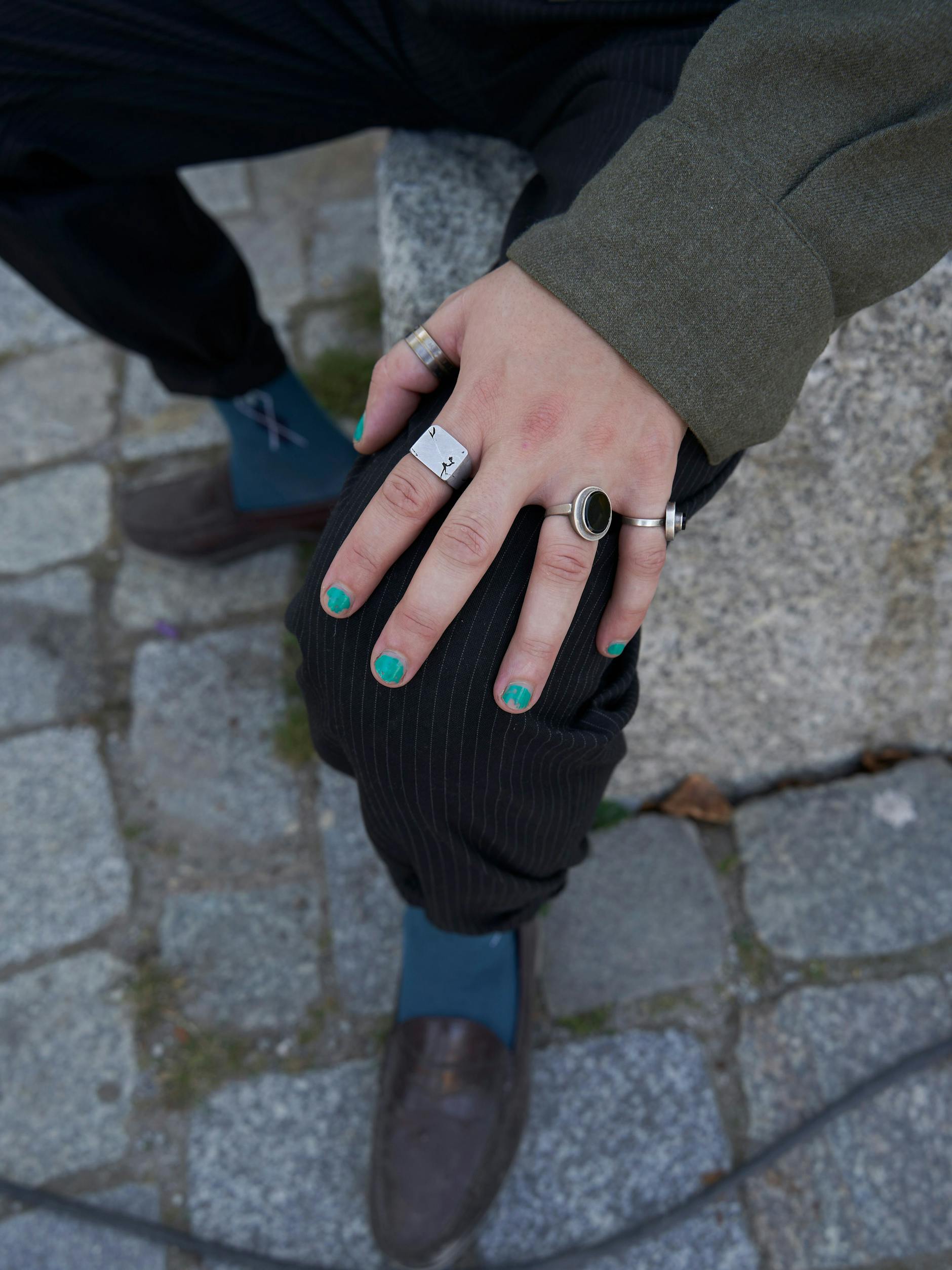 Zu den Ringfunden trägt Neels Nagellack in Türkis.