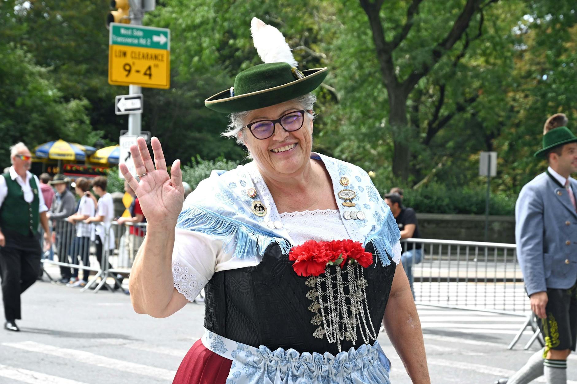 Servus! Eine Teilnehmerin in Tracht freut sich über die deutsch-amerikanische Steuben-Parade.