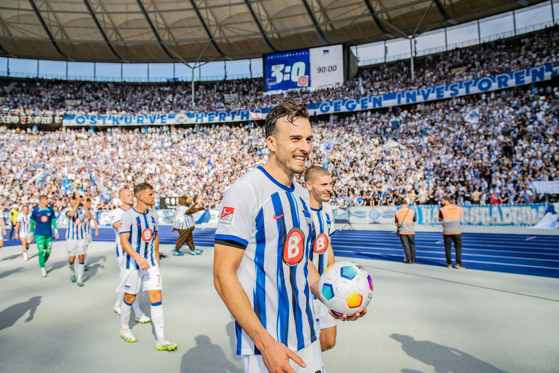 Das geht bei Herthas Fans das Herz auf. Stürmer Haris Tabakovic strahlt über seinen Dreierpack beim 3:0 gegen Braunschweig.