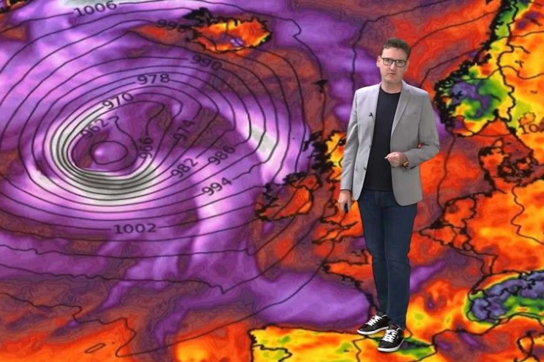 Das Wetter wird ungemütlich, ein Hurrikan rast auf Europa zu.