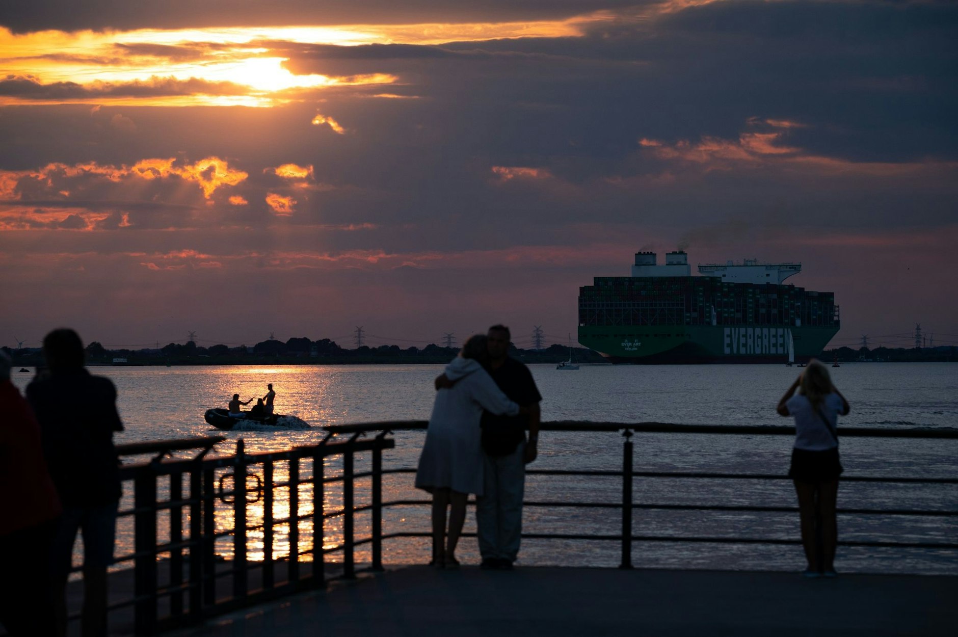 Romantische Aussichten: Ausflügler beobachten den Sonnenuntergang an der Elbe in Wedel.