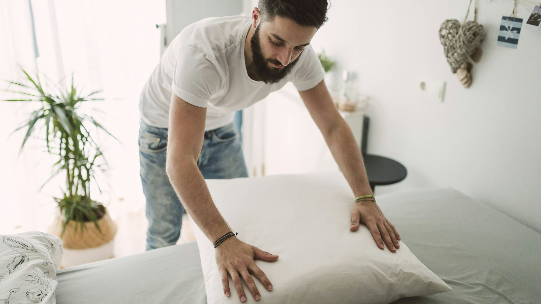 Gelbe Flecken im Kopfkissen können Sie mit Hausmitteln wieder entfernen.