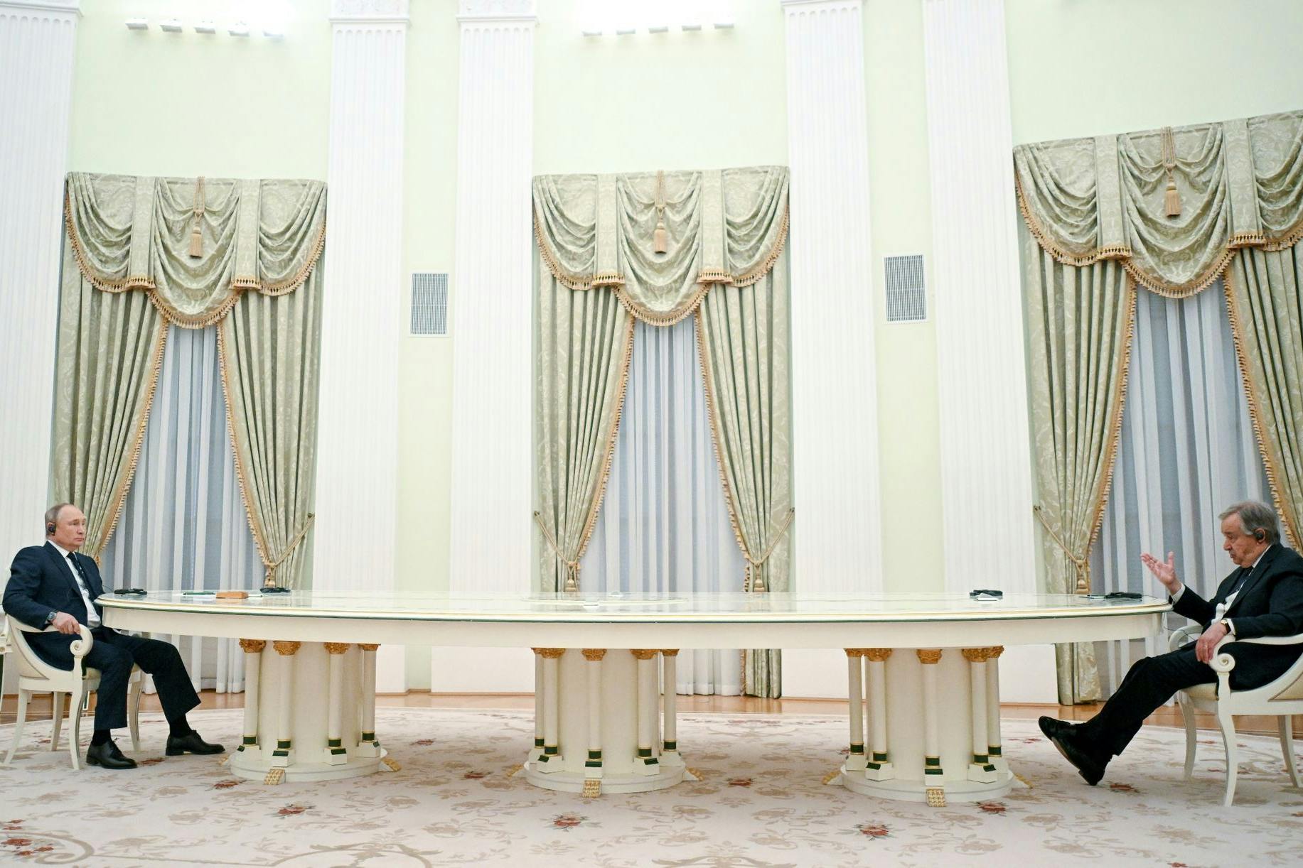 UN-Generalsekretär Antonio Guterres spricht mit Russlands Präsidenten Wladimir Putin über den Krieg in der Ukraine im Jahr 2022.