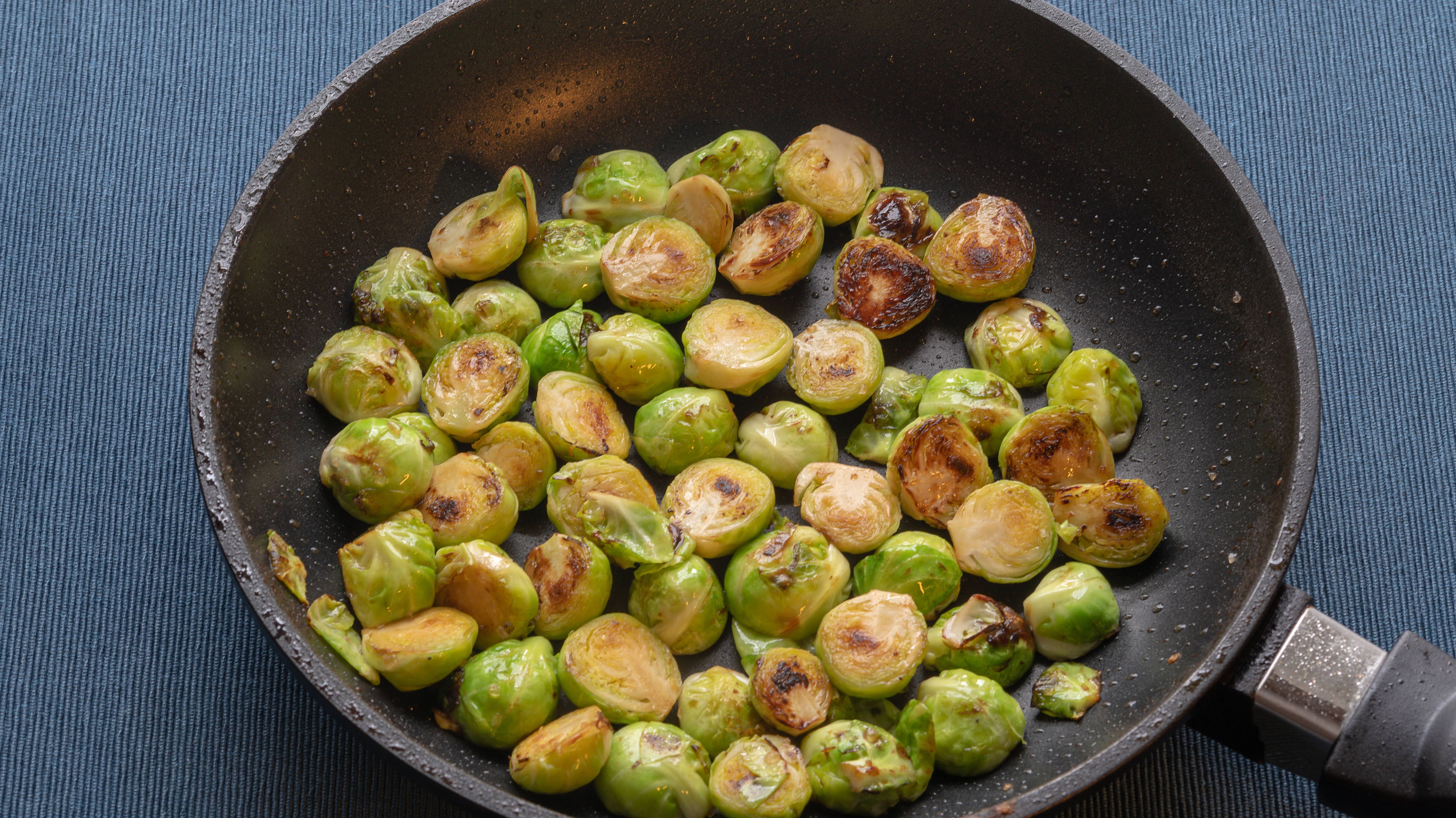Das Rezept für Smashed Rosenkohl ist die perfekte Beilage oder ein tolles leichtes Abendbrot.