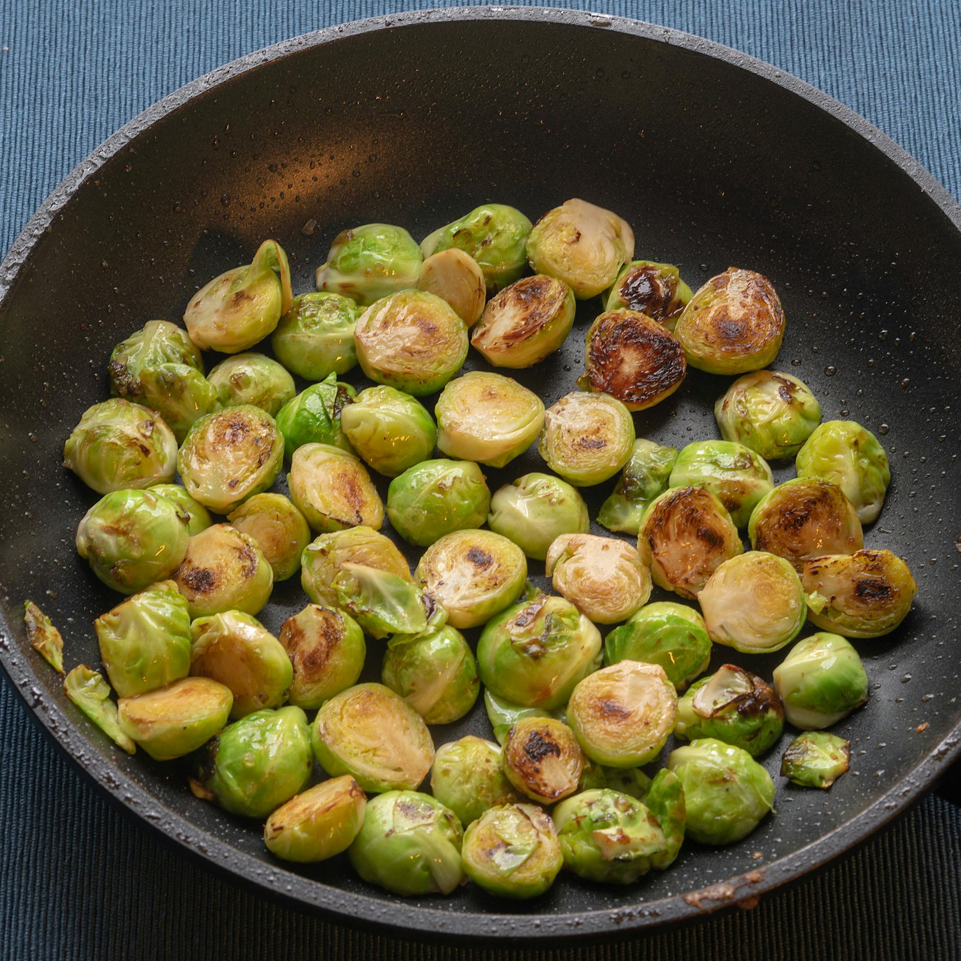 Schnelles Rezept für Smashed Rosenkohl: Mega-Trend, mega-lecker