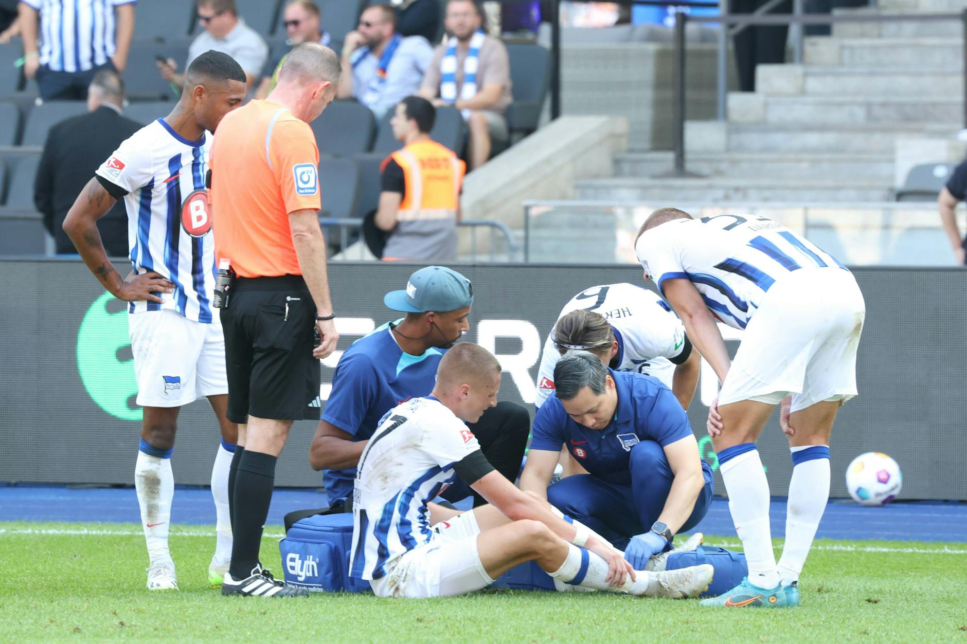 Bitter! Herthas Palko Dardai wurde erst auf dem Rasen am linken Knöchel behandelt, doch sechs Minuten später ging gar nichts mehr.