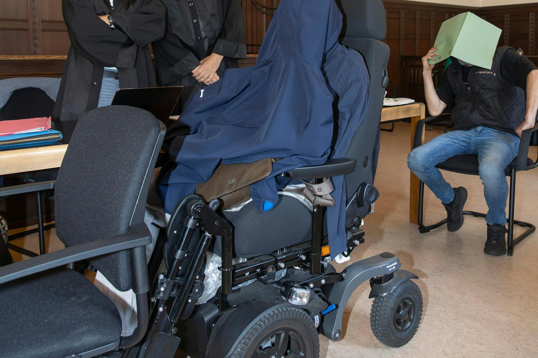 Vor Gericht: der Kfz-Gutachter Frank J. (59, r.) und der Jurist Magedy M. (61) im Rollstuhl mit ihren Anwälten