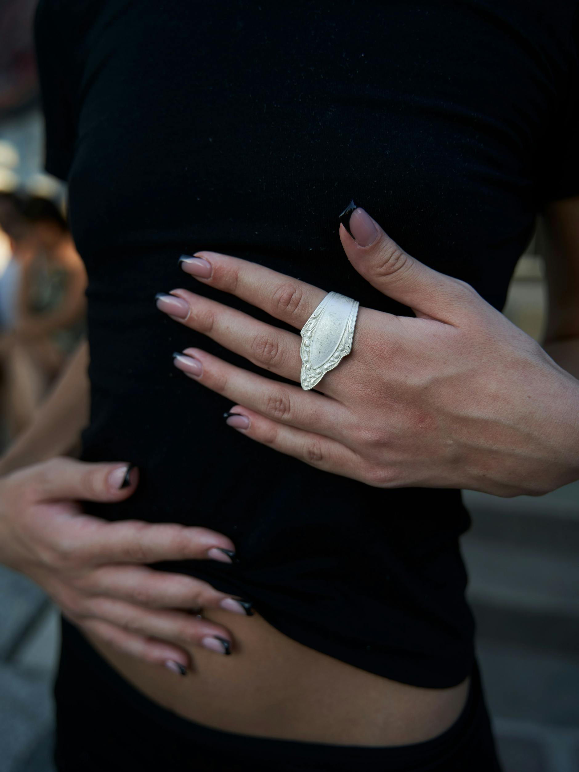 Ein außergewöhnlicher Ring mit Besteckanleihen zu frisch gemachten Gelnägeln