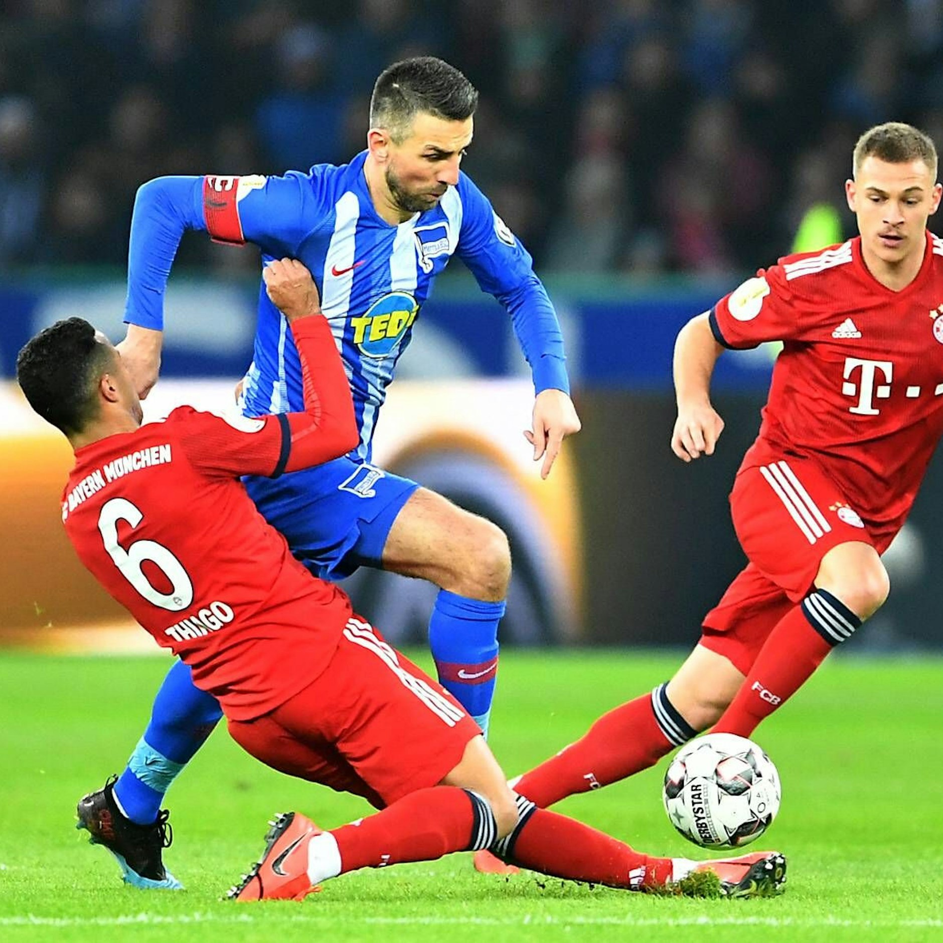 Vedad Ibisevic immer knallhart. Selbst gegen Bayerns Thiago und Kimmich konnten ihn mit einer Zange nicht stoppen.