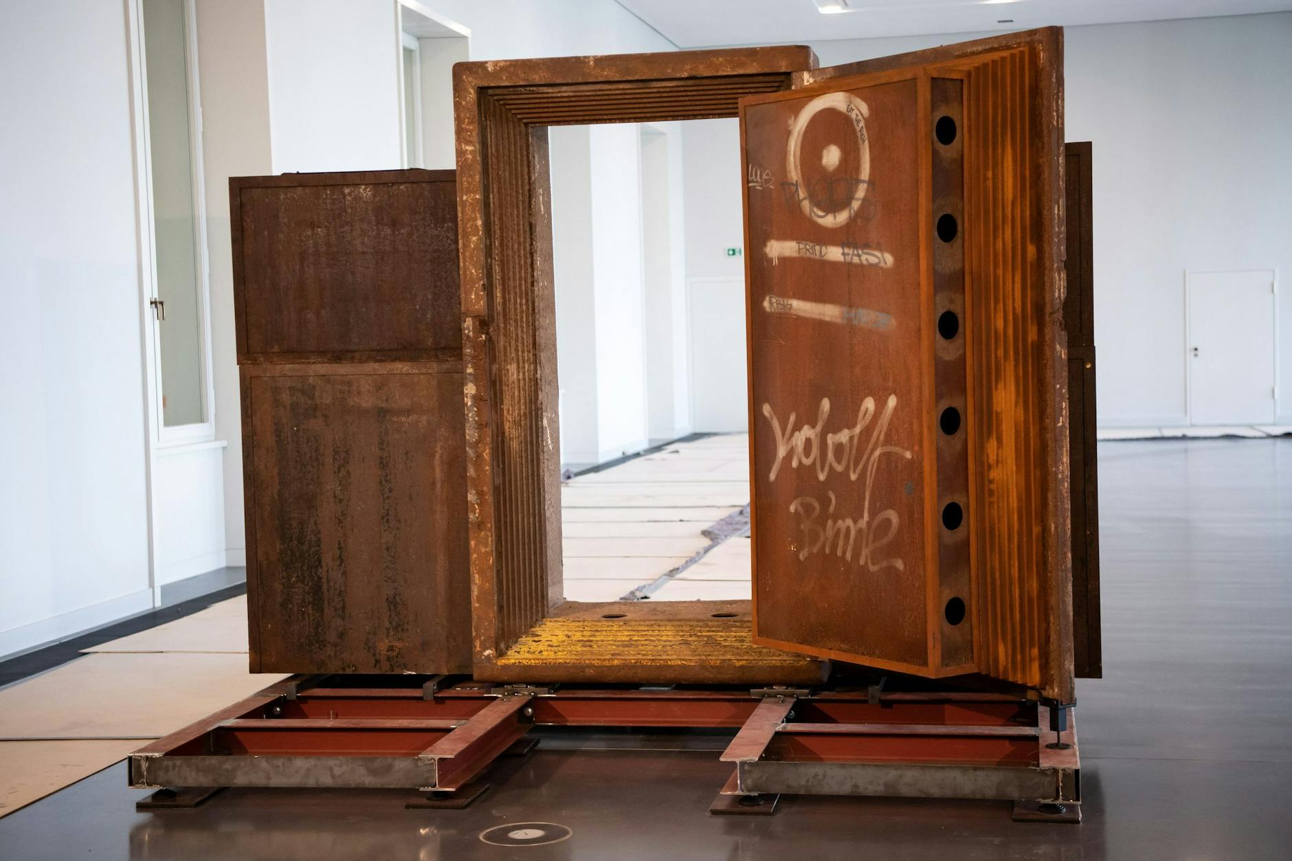 Die Tür des legendären Techno-Clubs Tresor zog als erstes Exponat in die Berlin-Ausstellung in das Humboldt Forum ein. Einst sicherte die Stahltür den Tresorraum im ehemaligen Wertheim-Kaufhaus. 