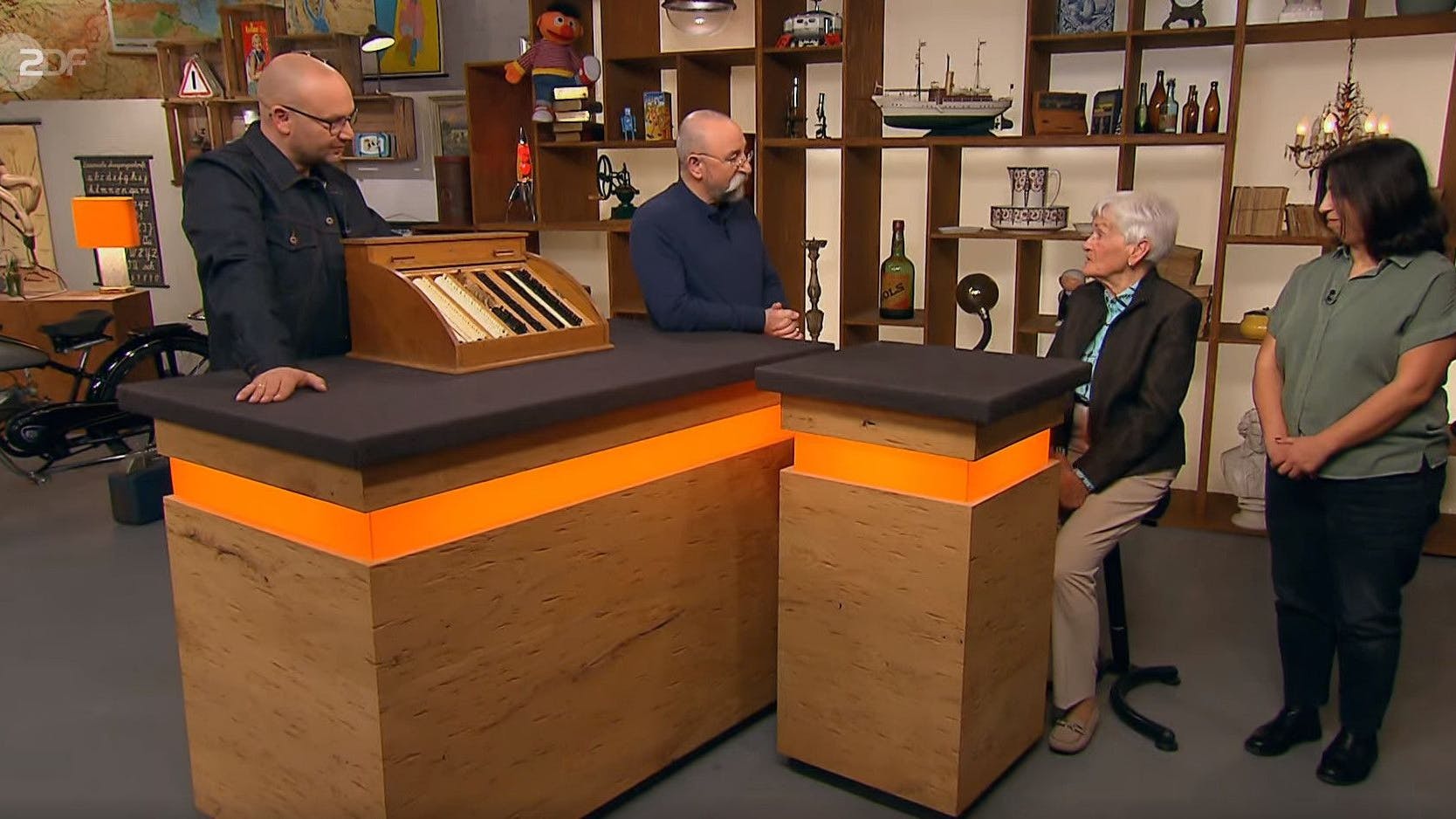 „Bares für Rares“-Experte Sven Deutschmanek, Horst Lichter und die Verkäuferinnen Anne und Roya aus Duisburg