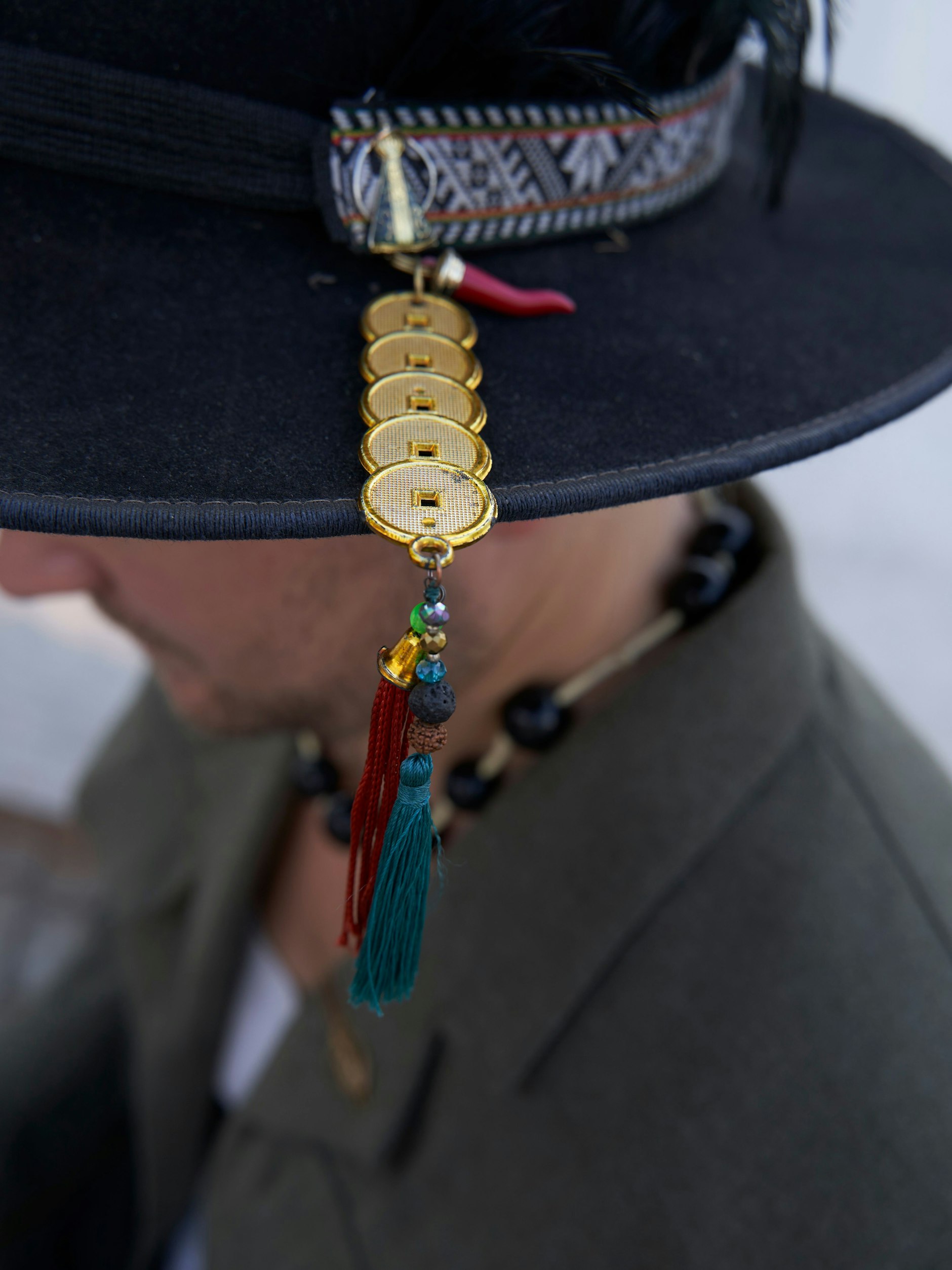 Neels wohnt in Moabit, wo er seinen Hut in einem Vintage-Shop gekauft hat. Den Schmuck hat er selbst angebracht.