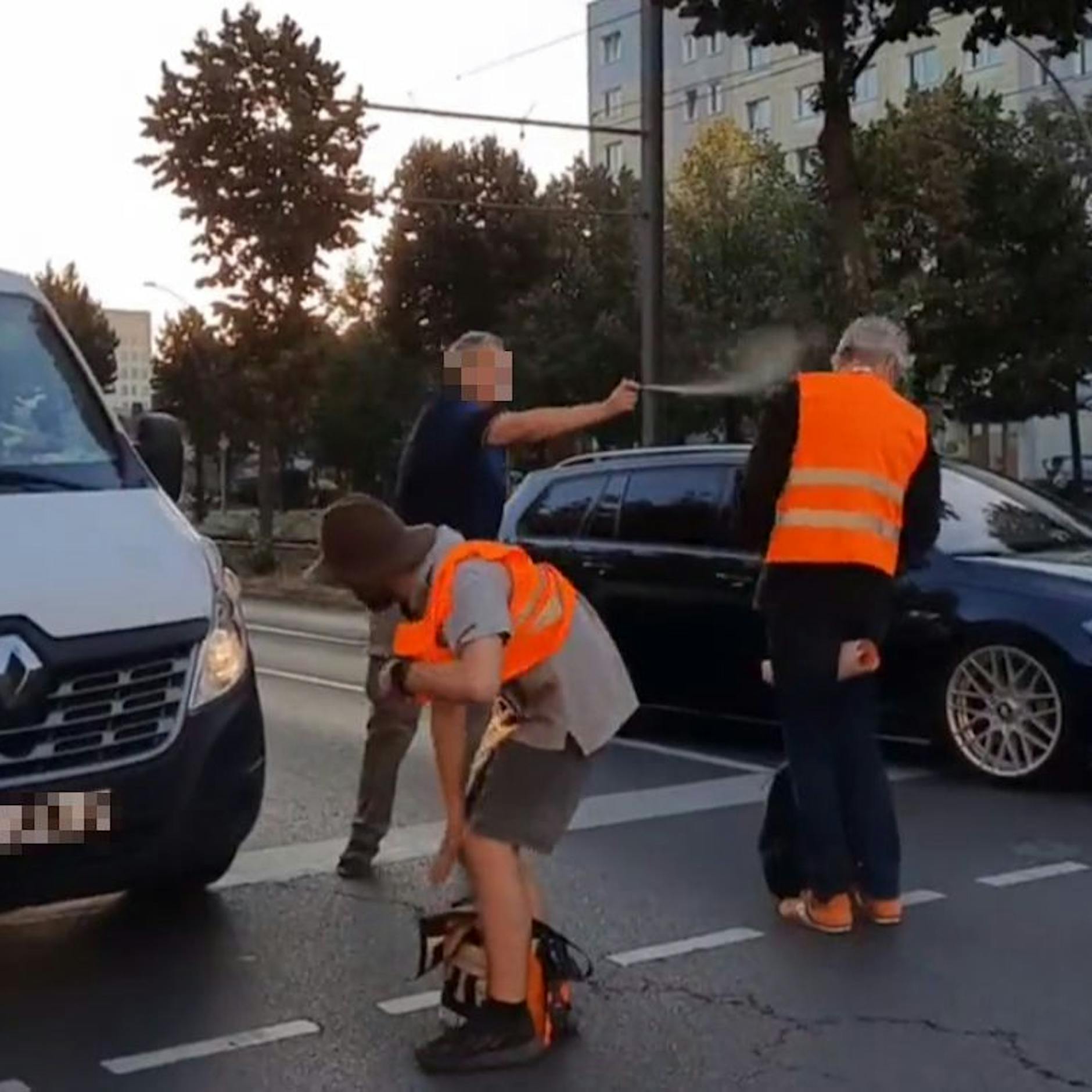 Hier attackiert ein Autofahrer die Klimakleber mit Pfefferspray