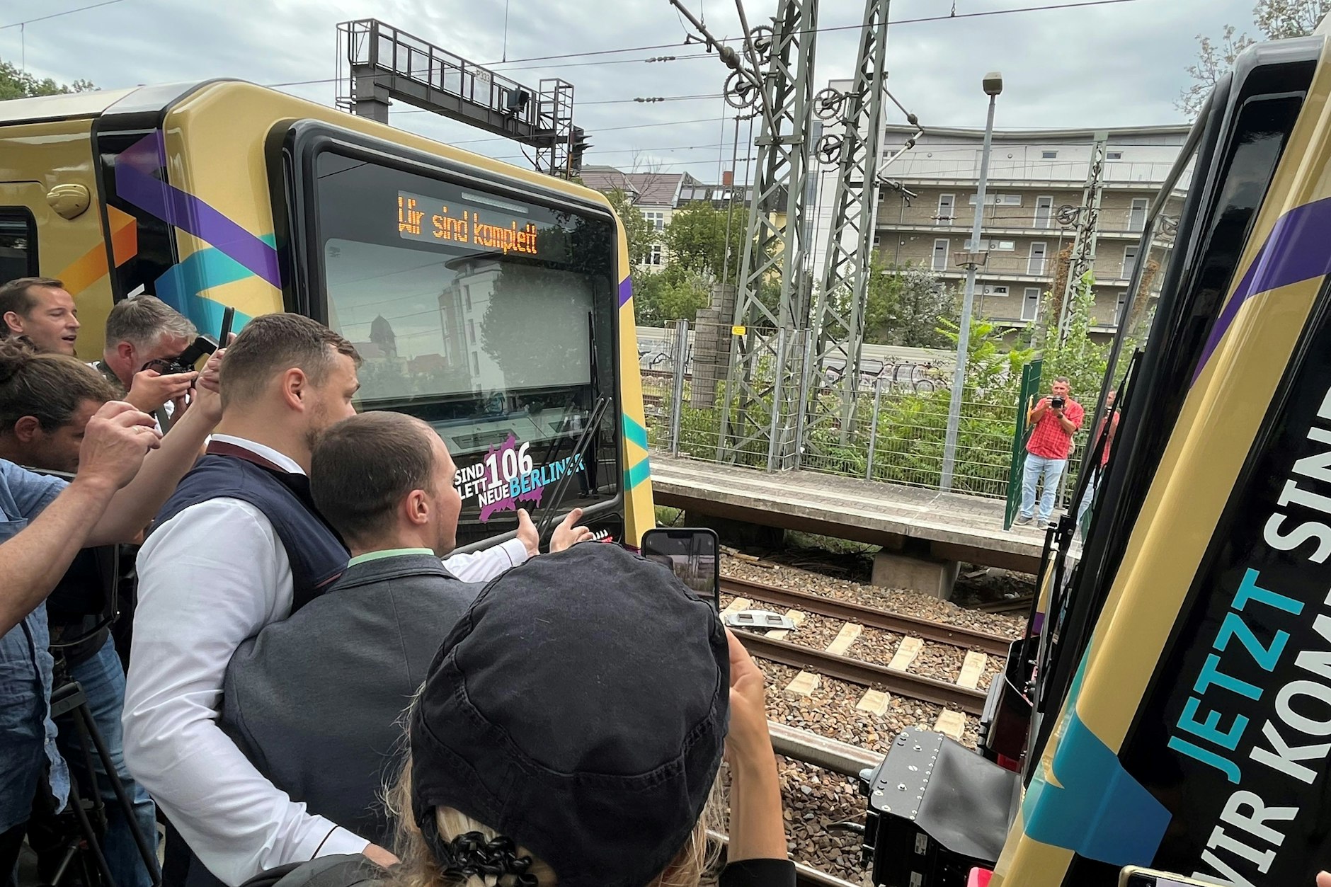 Der große Moment am Montag: Die erste und die letzte S-Bahn der großen Fahrzeuglieferung werden beim Festakt auf Gleis 5 des Bahnhofs Charlottenburg gekuppelt.