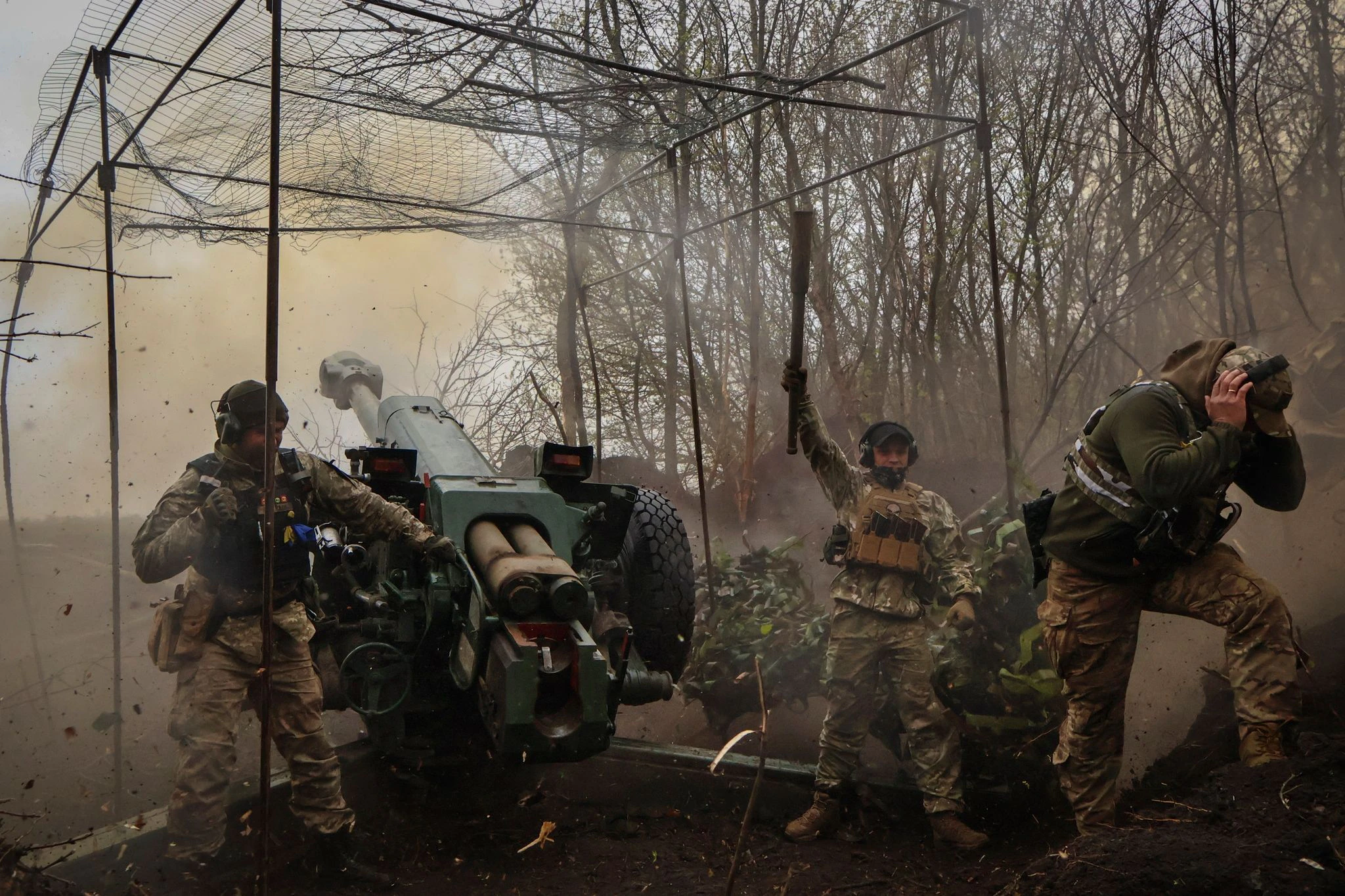 Ukrainische Soldaten feuern an der Frontlinie in der Nähe von Bachmut eine Haubitze ab.&nbsp;
