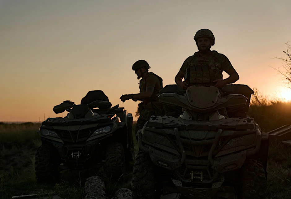 Ukrainische Soldaten patrouillieren an der Frontlinie bei Bachmut.&nbsp;