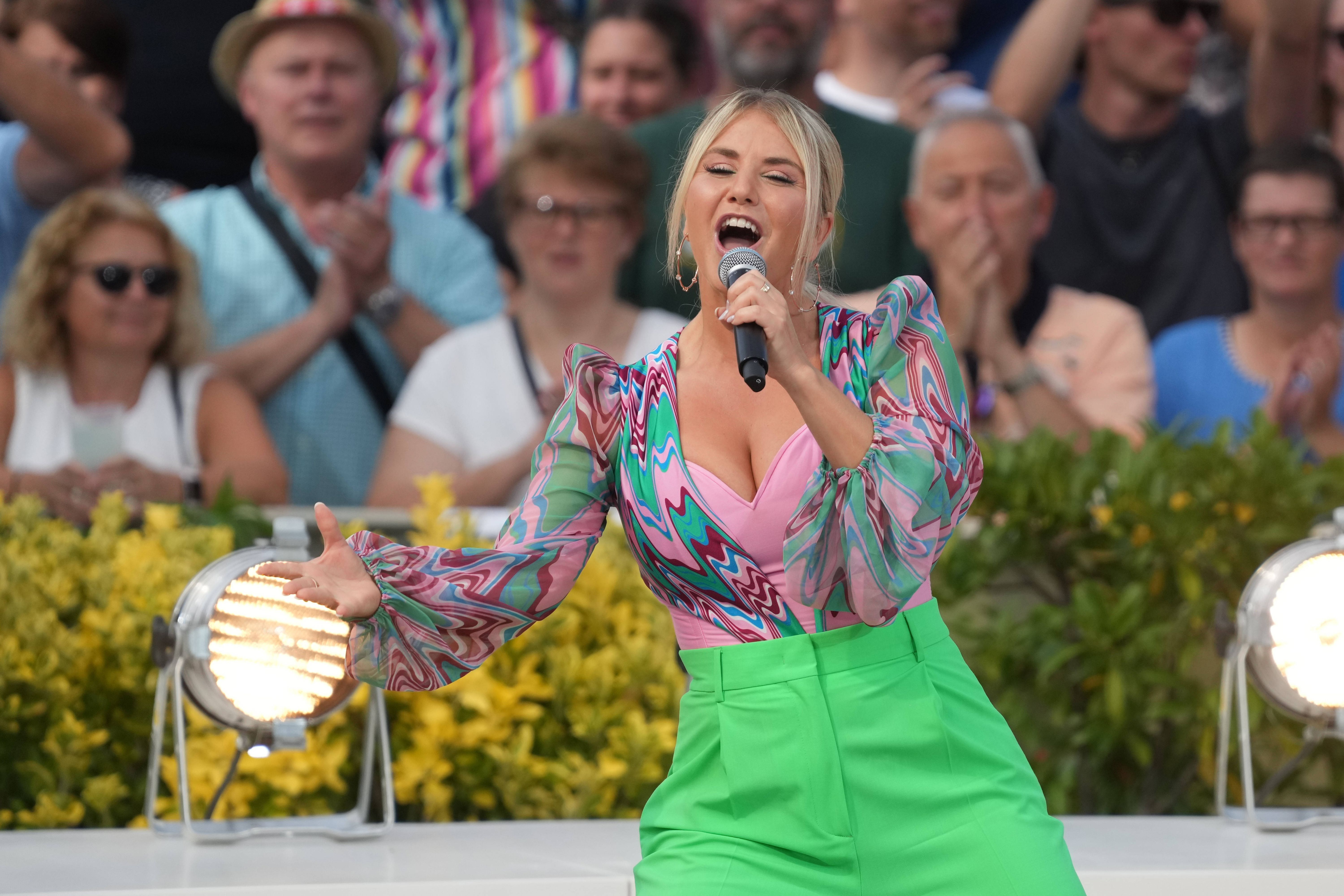 Beatrice Egli in der Stilkritik: Eine Hose wie ein Textmarker