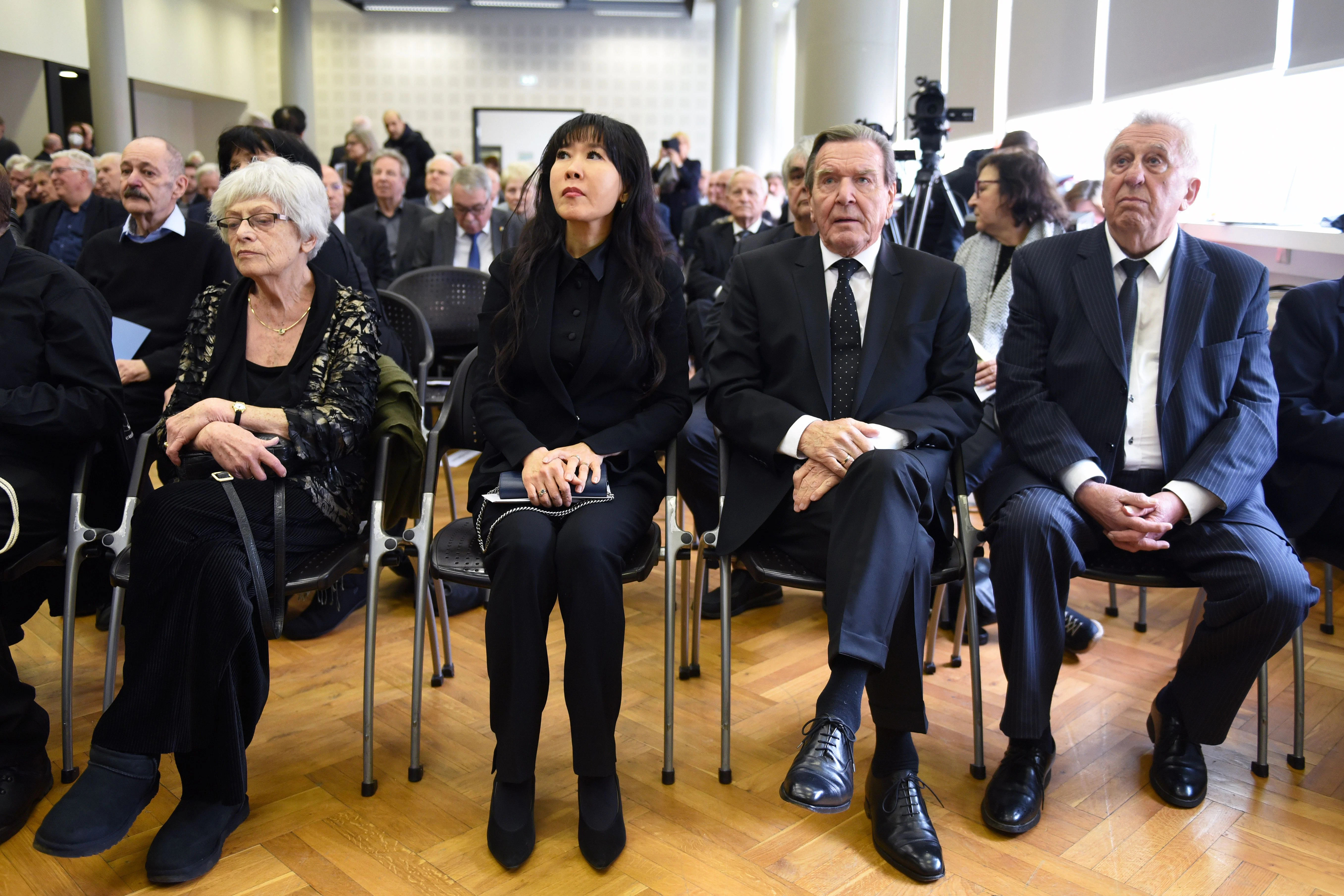 Trauerfeier für Hans Modrow am 15. März 2023, v.l.n.r:
              Gabriele Lindner, So-Yeon Schröder-Kim, Gerhard Schröder, Egon Krenz&nbsp;
