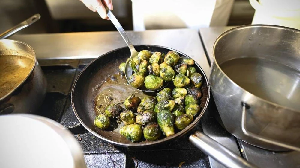 Der Smashed Rosenkohl wird nach dem Kochen laut Rezept in der Pfanne angebraten.