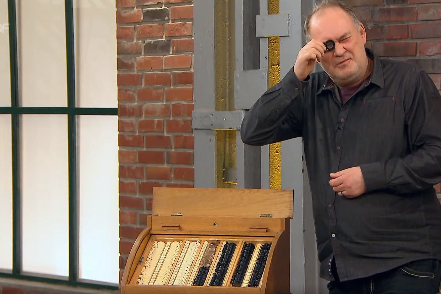 Bevor er einen Brotkasten draus baut, probiert „Bares für Rares“-Händler Walter „Waldi“ Lehnertz den alten Refraktionskasten aus. Dann das emotionale Gebot ...