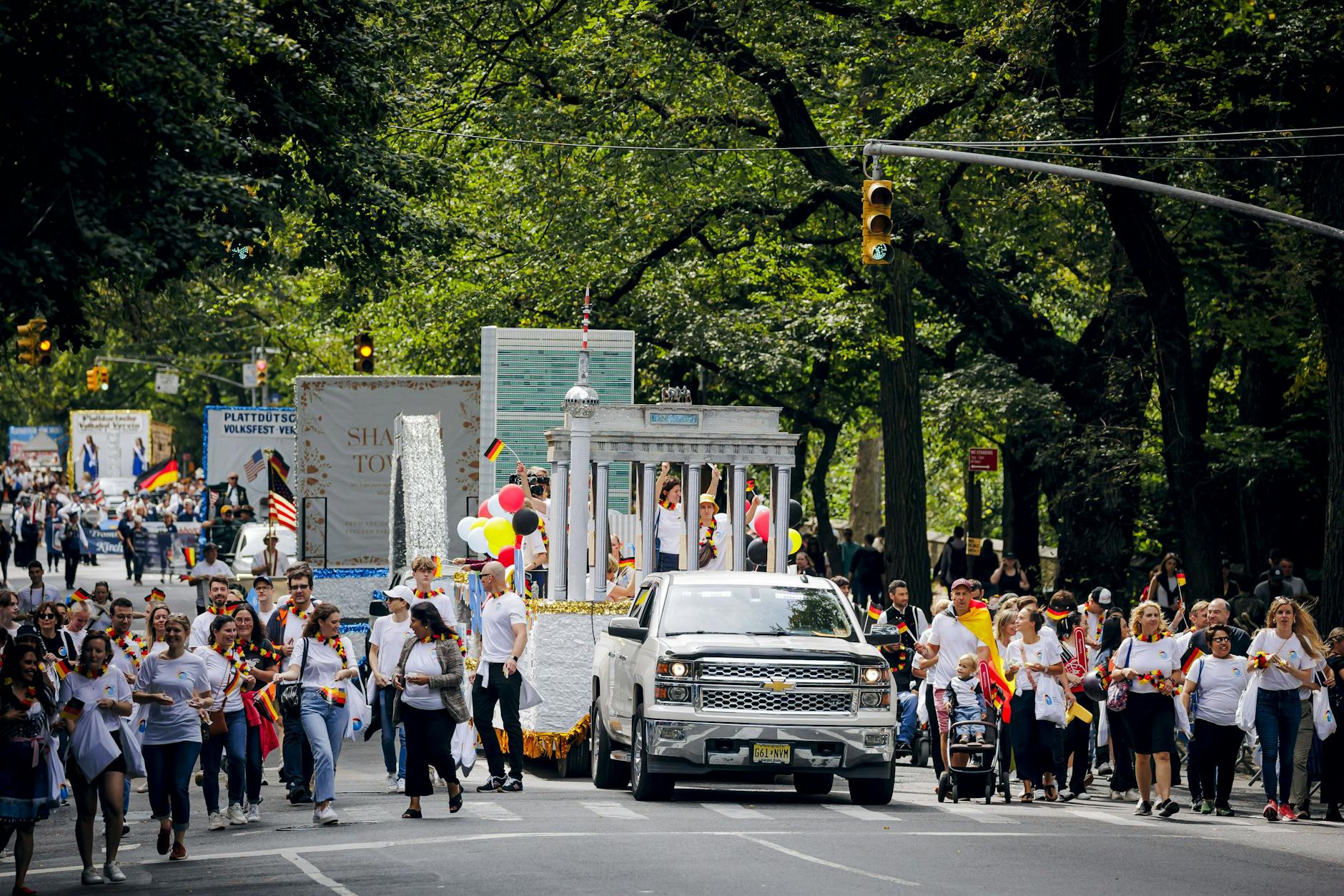 Fernsehturm und Brandenburger Tor: Teilnehmende der German-American Steuben-Parade auf der Fifth Avenue.