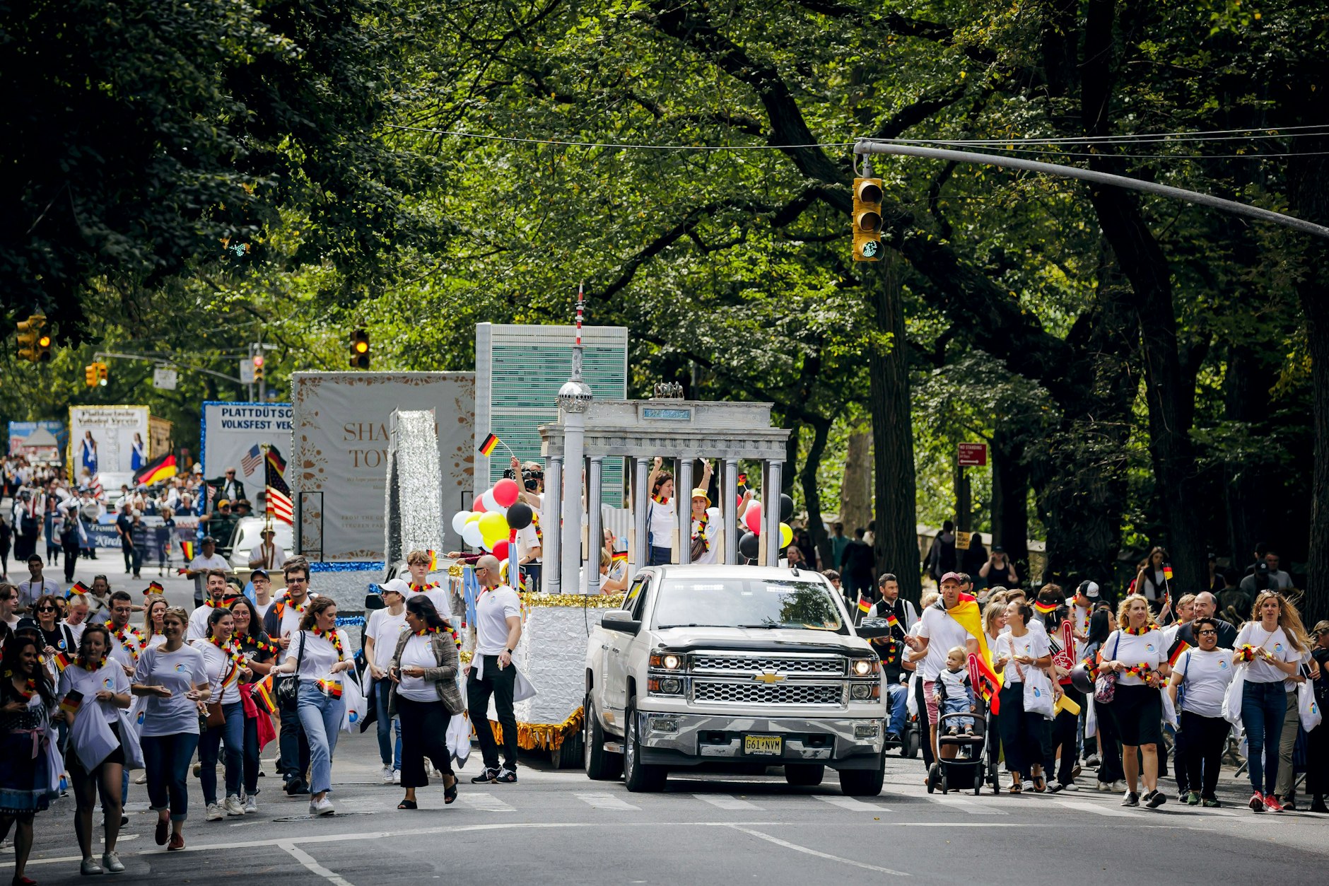 Fernsehturm und Brandenburger Tor: Teilnehmende der German-American Steuben-Parade auf der Fifth Avenue.