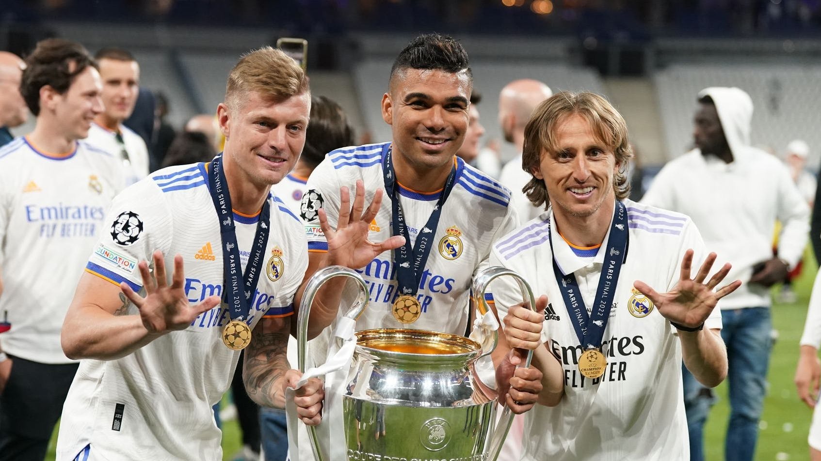 2022 waren sie zum fünften Mal Champions-League-Sieger: Toni Kroos (l.) und Luka Modric (r.) sind noch bei Real Madrid, Casemiro ist inzwischen bei Manchester United.