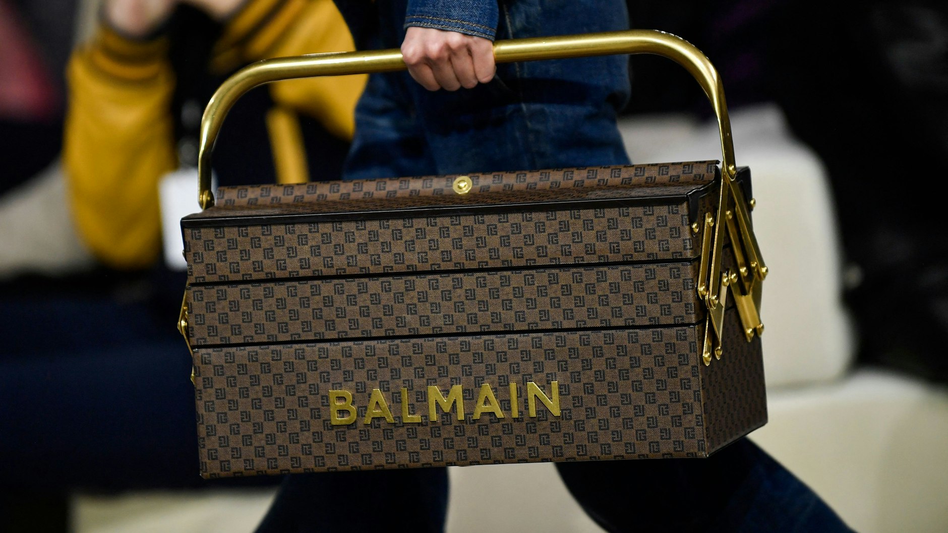 Eingepackt und mitgenommen: Balmains Kreativdirektor zeigt sich erschüttert.