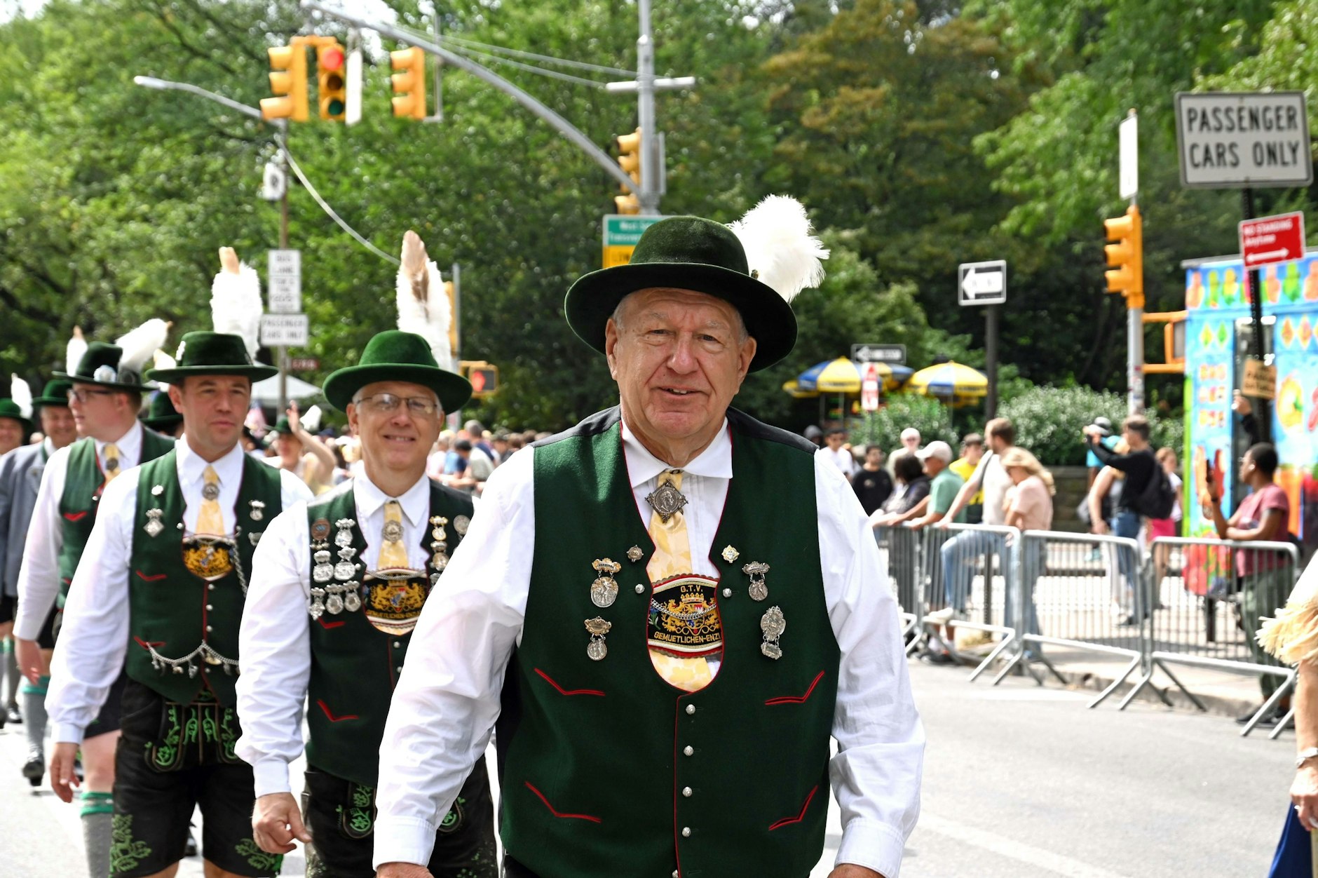 Jedes Jahr nehmen mehr als 50 Gruppen an der Parade teil; Musik- und Tanzgruppen, Karnevals-, Sport- und Schützenvereine.