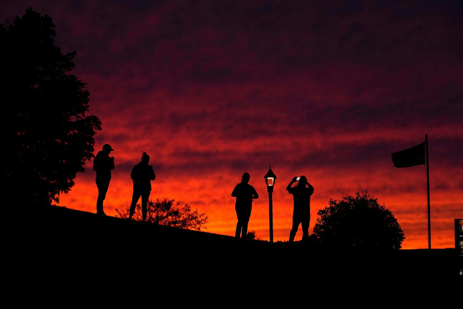 Ein roter Nachthimmel bedeutet normalerweise schönes Wetter, aber in Bar Harbor, Maine, ist Sturm angesagt.