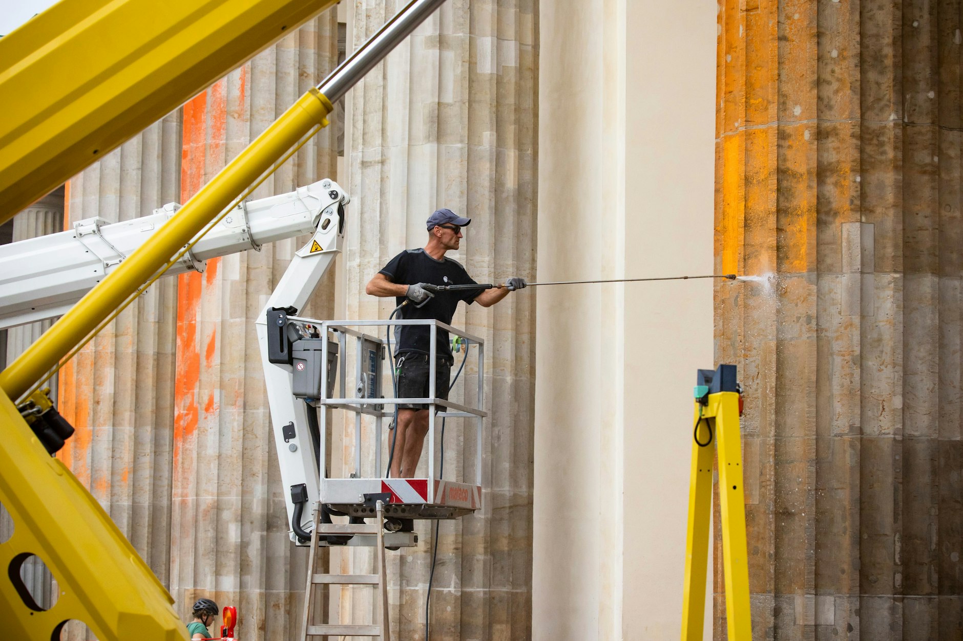 Arbeiter reinigen die Säulen am Brandenburger Tor, nachdem gestern Aktivisten der Letzten Generation das Monument mit Farbe besprüht hatten.