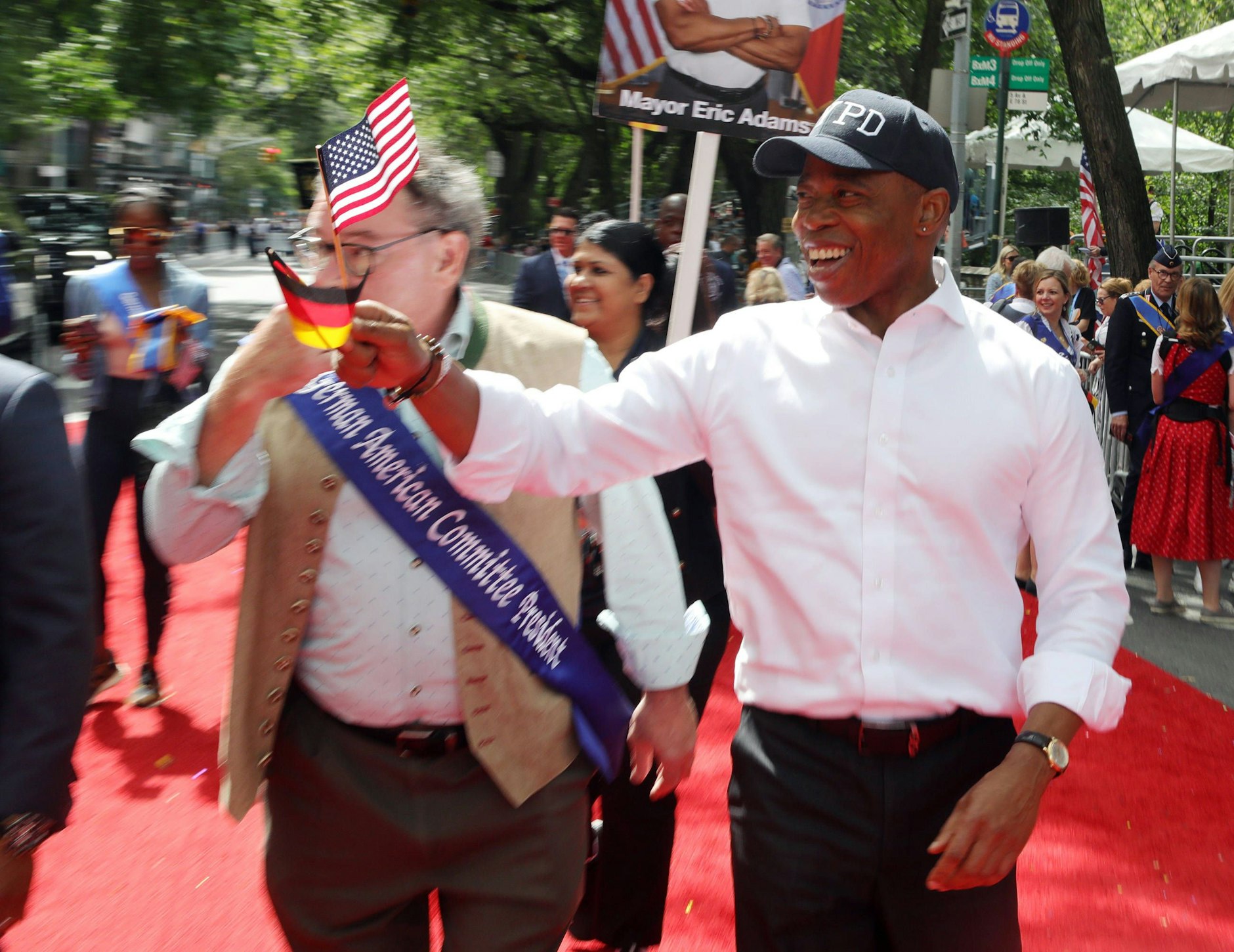 Mit deutschem Fähnchen: Auch der Bürgermeister von New York, Eric Adams (rechts), nahm an der Parade am Samstag teil.