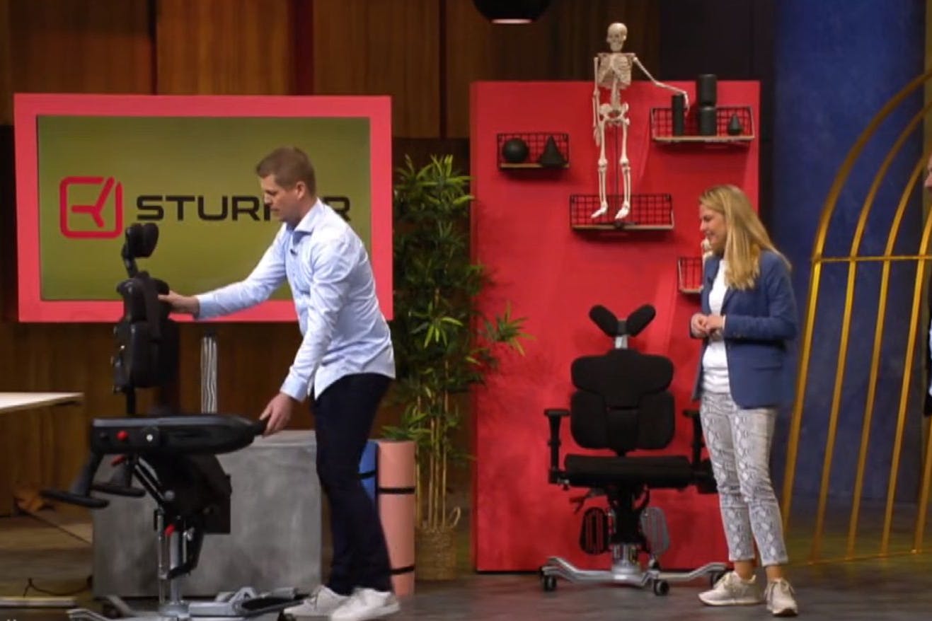 Die Gründer präsentieren ihren Bürostuhl „Sturfer“ gegen Rückenschmerzen.