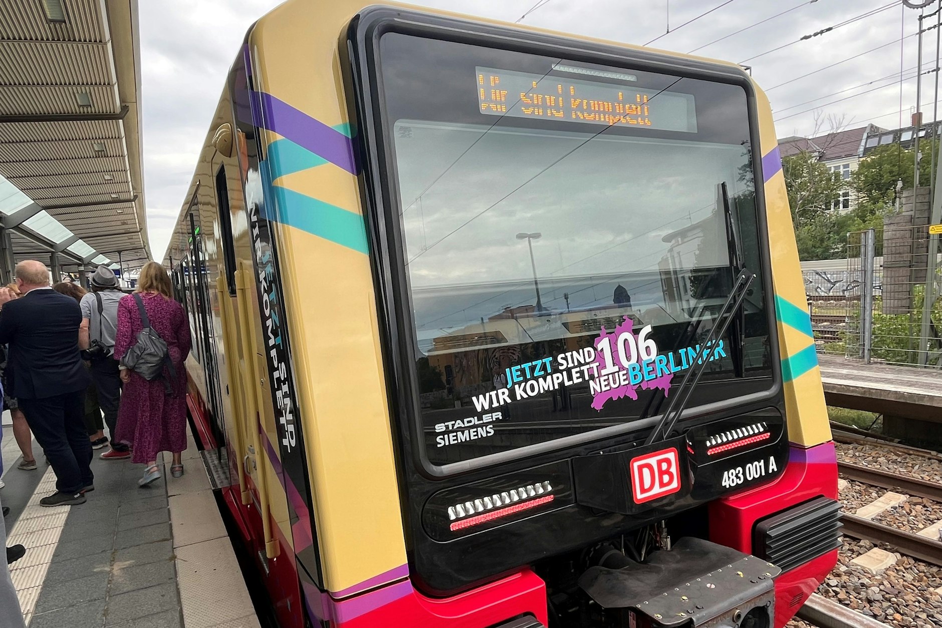 Das war der erste Zug der Neubauflotte: Am Montag steht 483.001 im S-Bahnhof Charlottenburg.