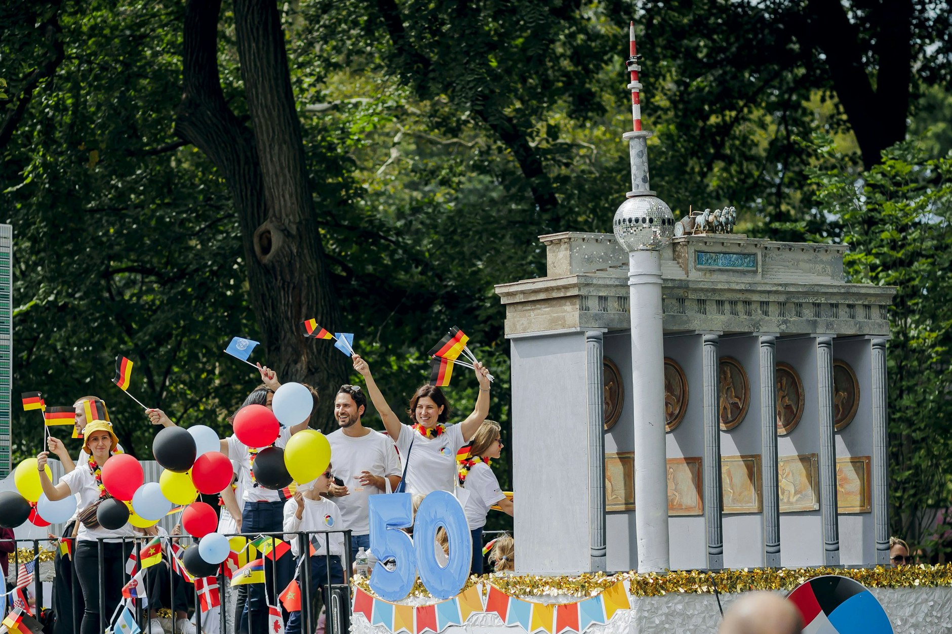 Dit is Berlin: Der Festwagen würdigt auch die 50-jährige Mitgliedschaft Deutschlands in der UN.