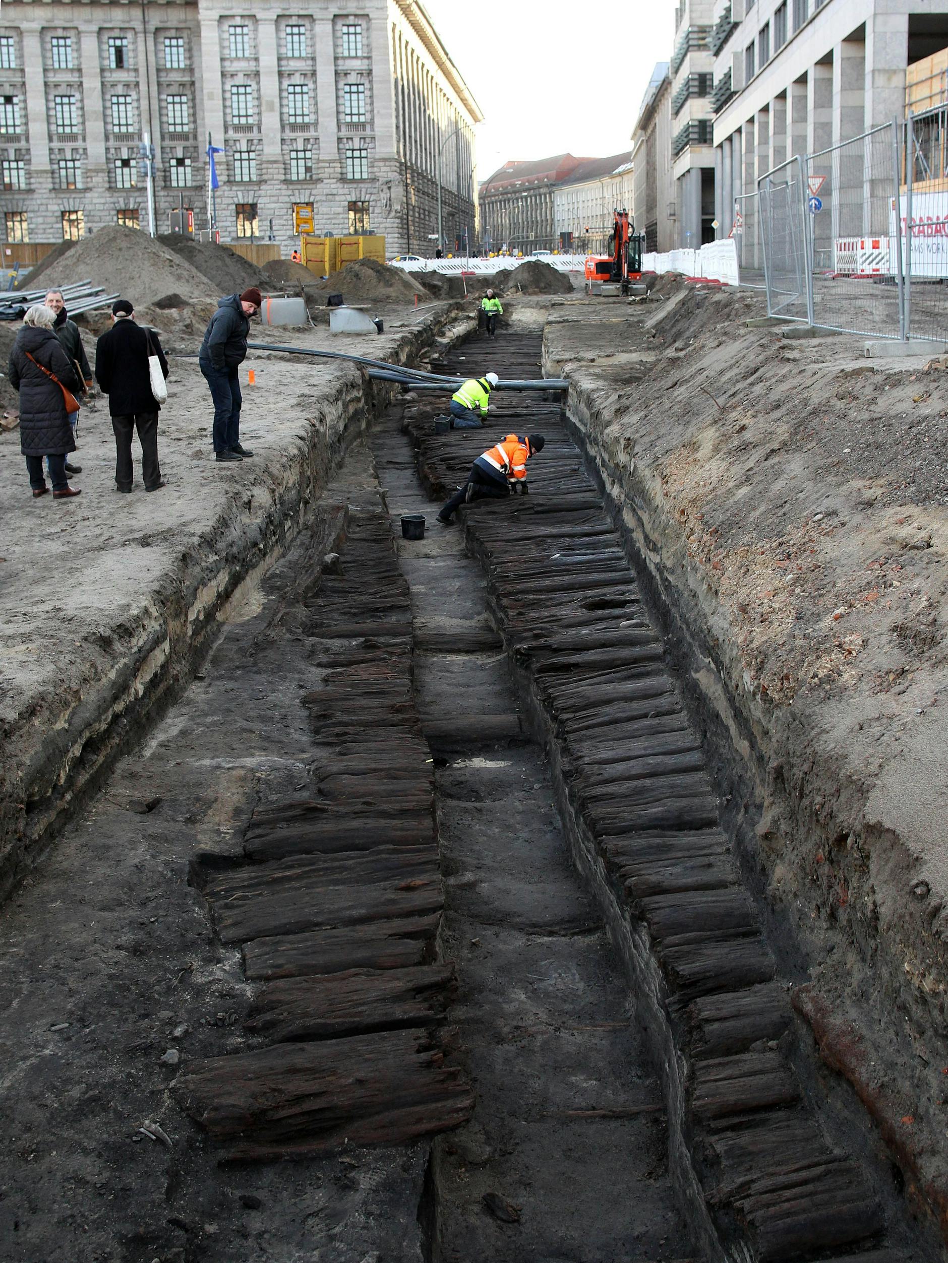 Ein Bohlenweg aus dem 13. Jahrhundert, womöglich die erste befestigte Straße Berlins, fanden Archäologen vor der Alten Münze. Bisher erinnert nichts daran, dass der Molkenmarkt einst eine Keimzelle Berlins war.