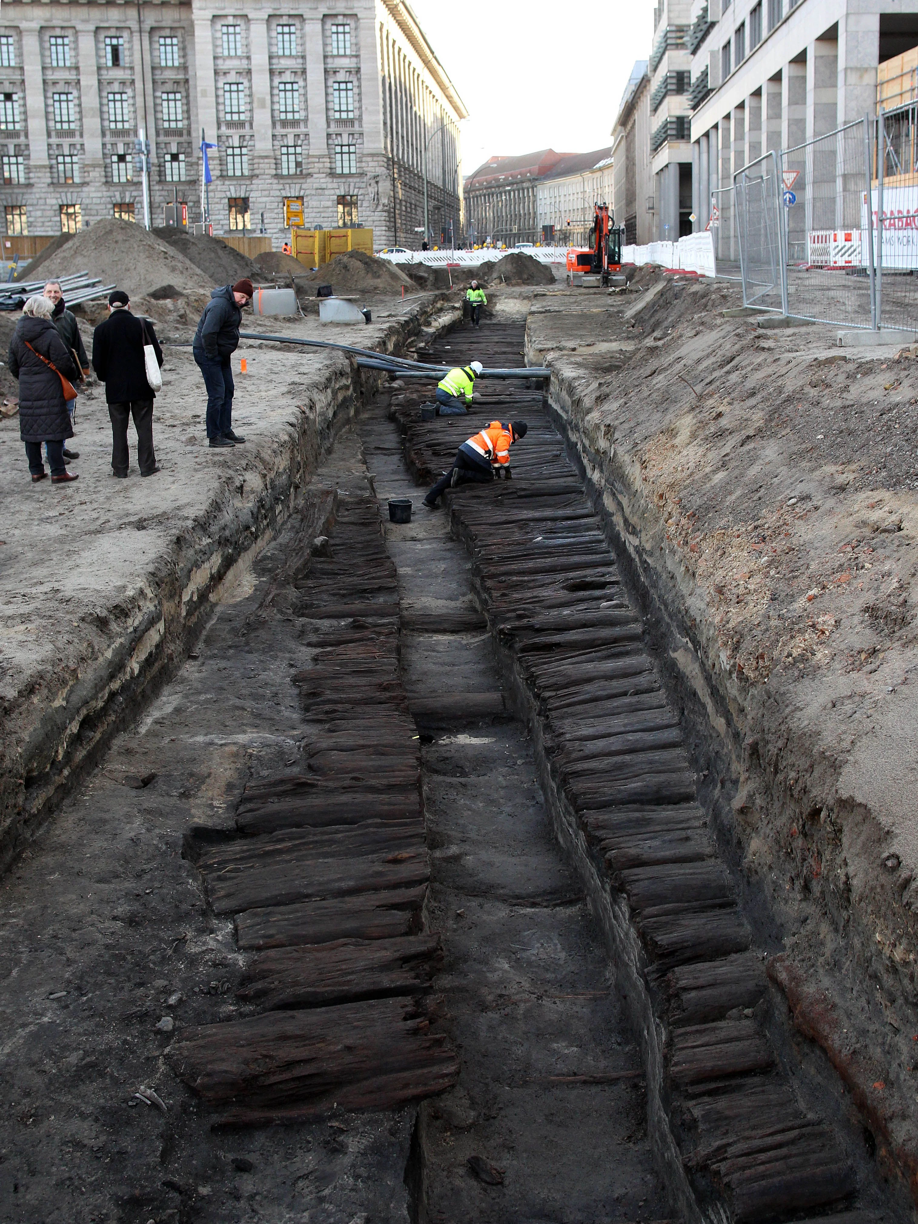 Ein Bohlenweg aus dem 13. Jahrhundert, womöglich die erste befestigte Straße Berlins, fanden Archäologen vor der Alten Münze. Bisher erinnert nichts daran, dass der Molkenmarkt einst eine Keimzelle Berlins war.