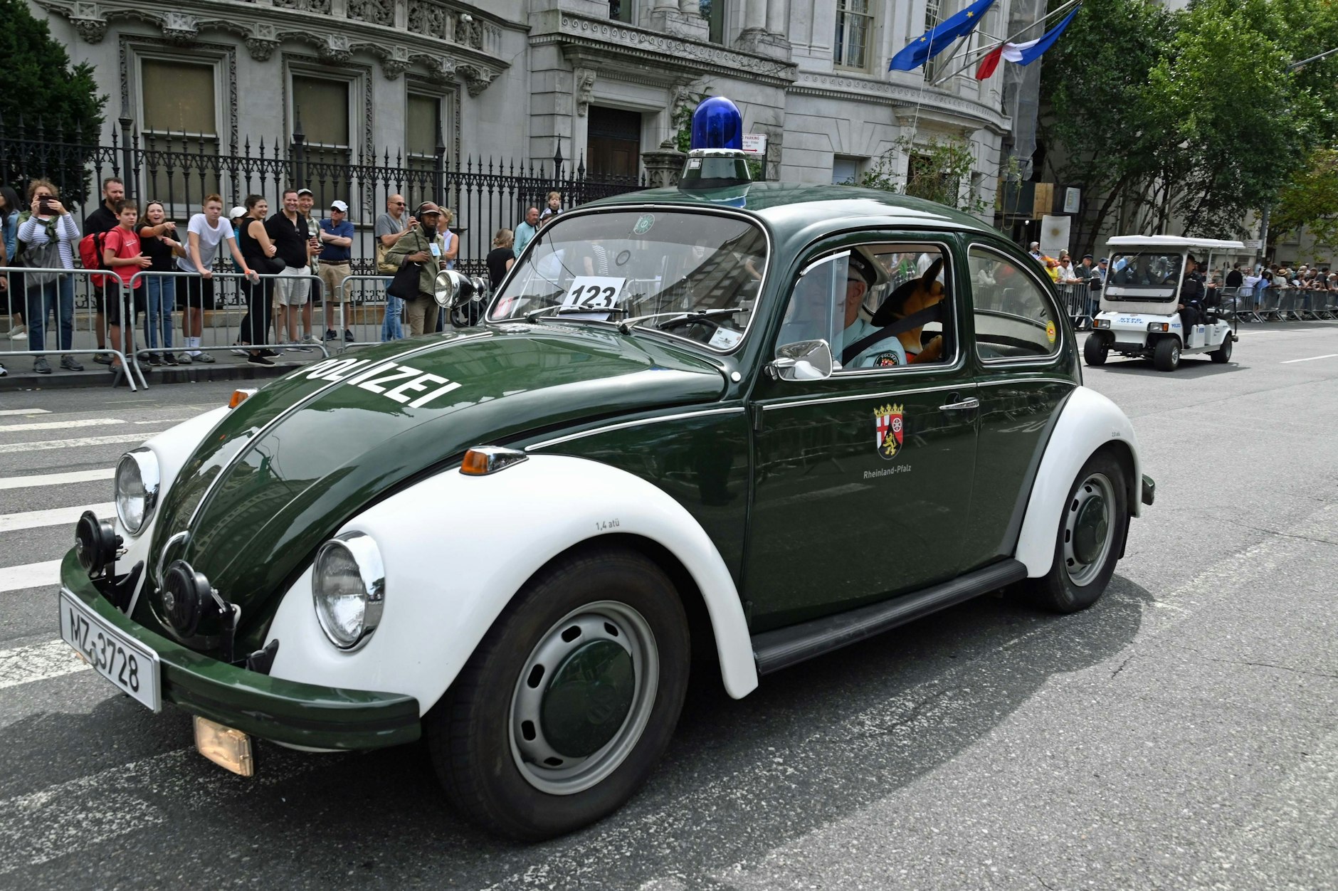 Tatütata: Selbst ein alter VW-Käfer-Oldtimer im Dekor der Polizei Rheinland-Pfalz wird während der deutsch-amerikanische Steuben-Parade präsentiert.