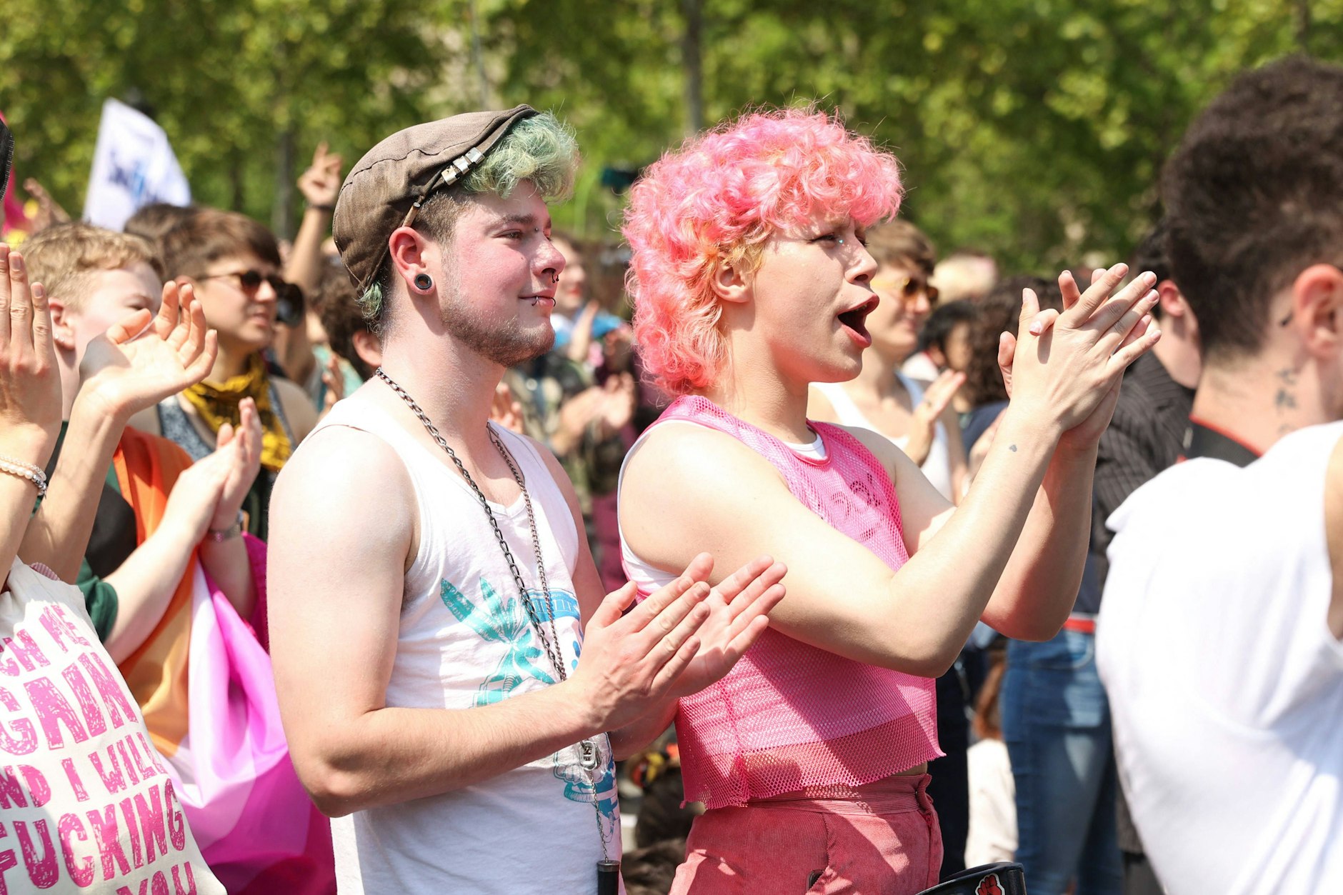 „Selbstbestimmung unserer Transition“, fordern Trans-Aktivisten bei einer Demonstration in Paris am 13. Mai 2023.