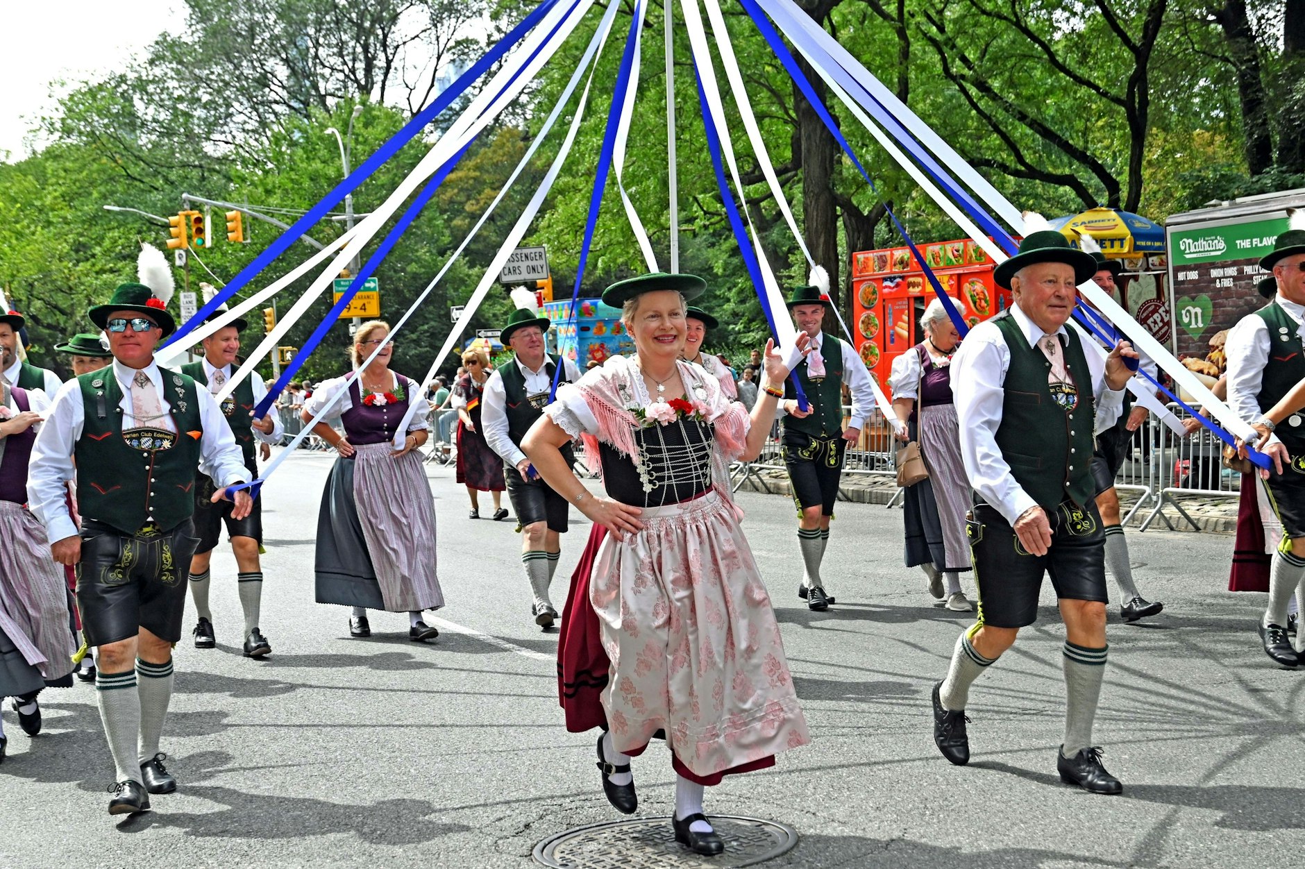 Ringel, Ringel, Reihe: Gruppen führen während der Parade traditionelle Tänze aus Deutschland vor.