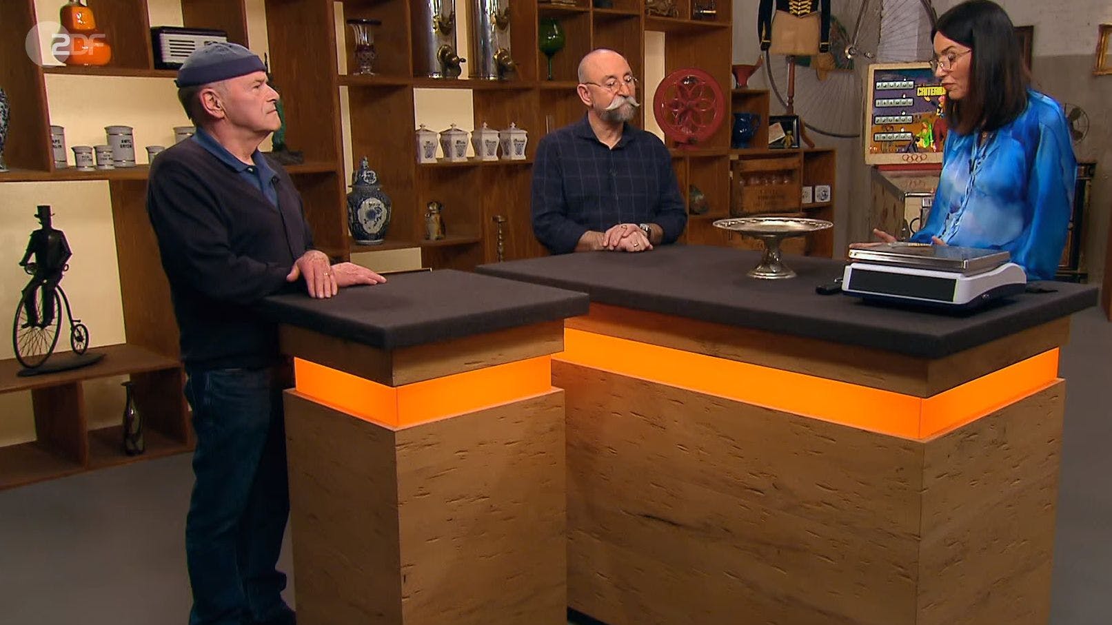 „Bares für Rares“-Expertin Dr. Heide Rezepa-Zabel, Moderator Horst Lichter und Verkäufer Gerd aus Grebenstein (l.)